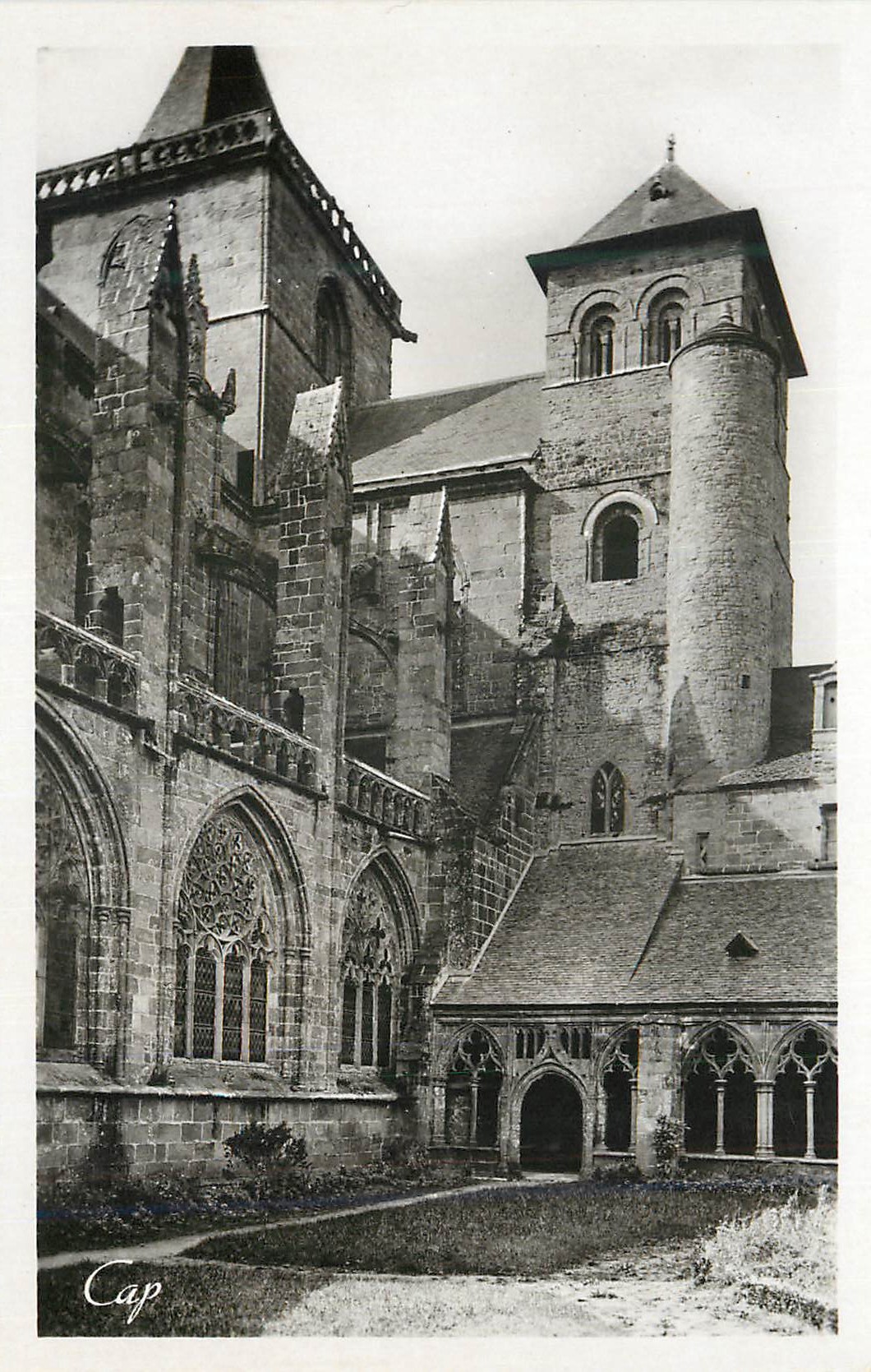 Abbaye de la Sauve-Majeure — vue du cloître et des tours — Cap