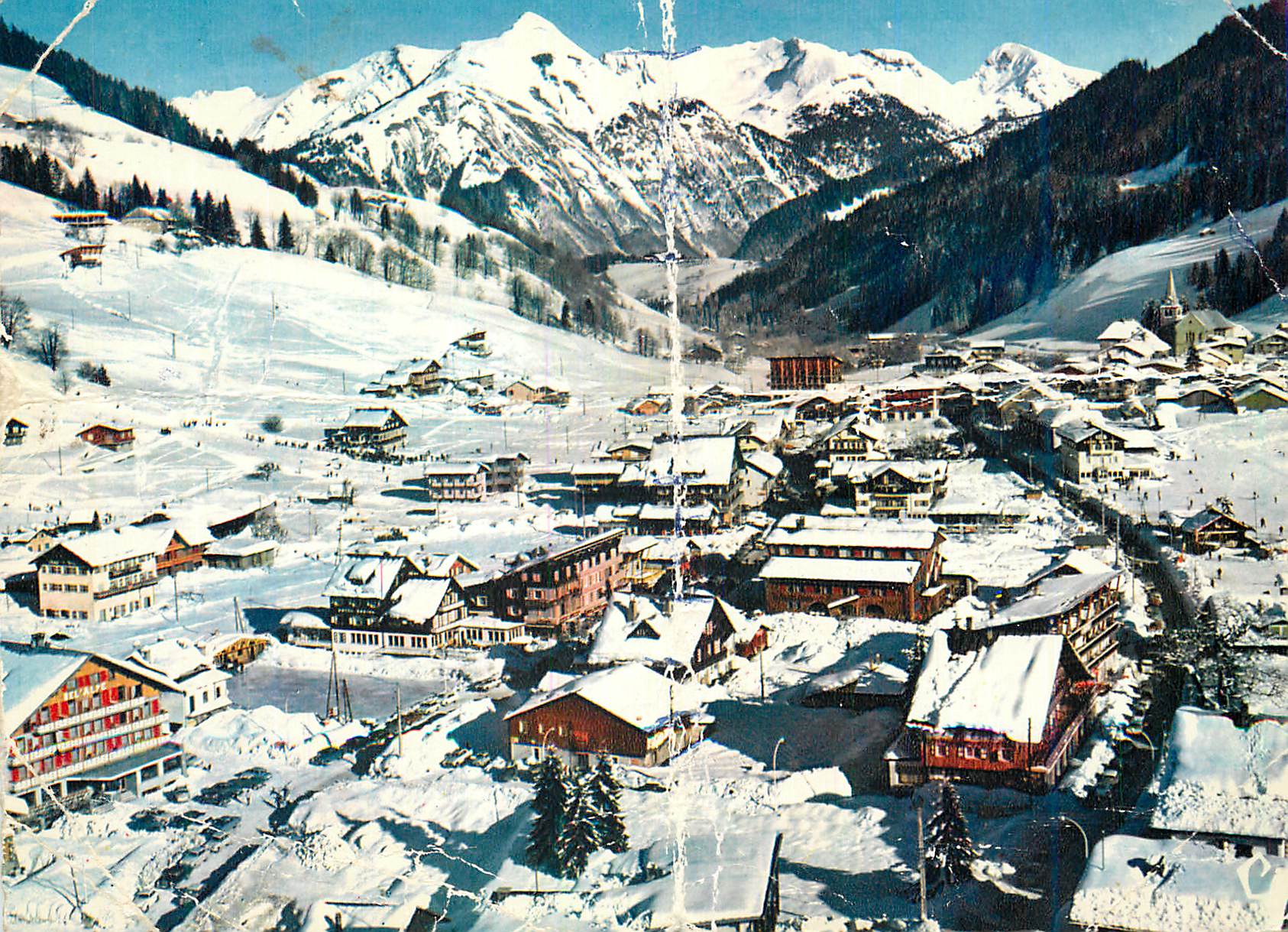 Village alpin enneigé — vue panoramique — éditeur non identifiable