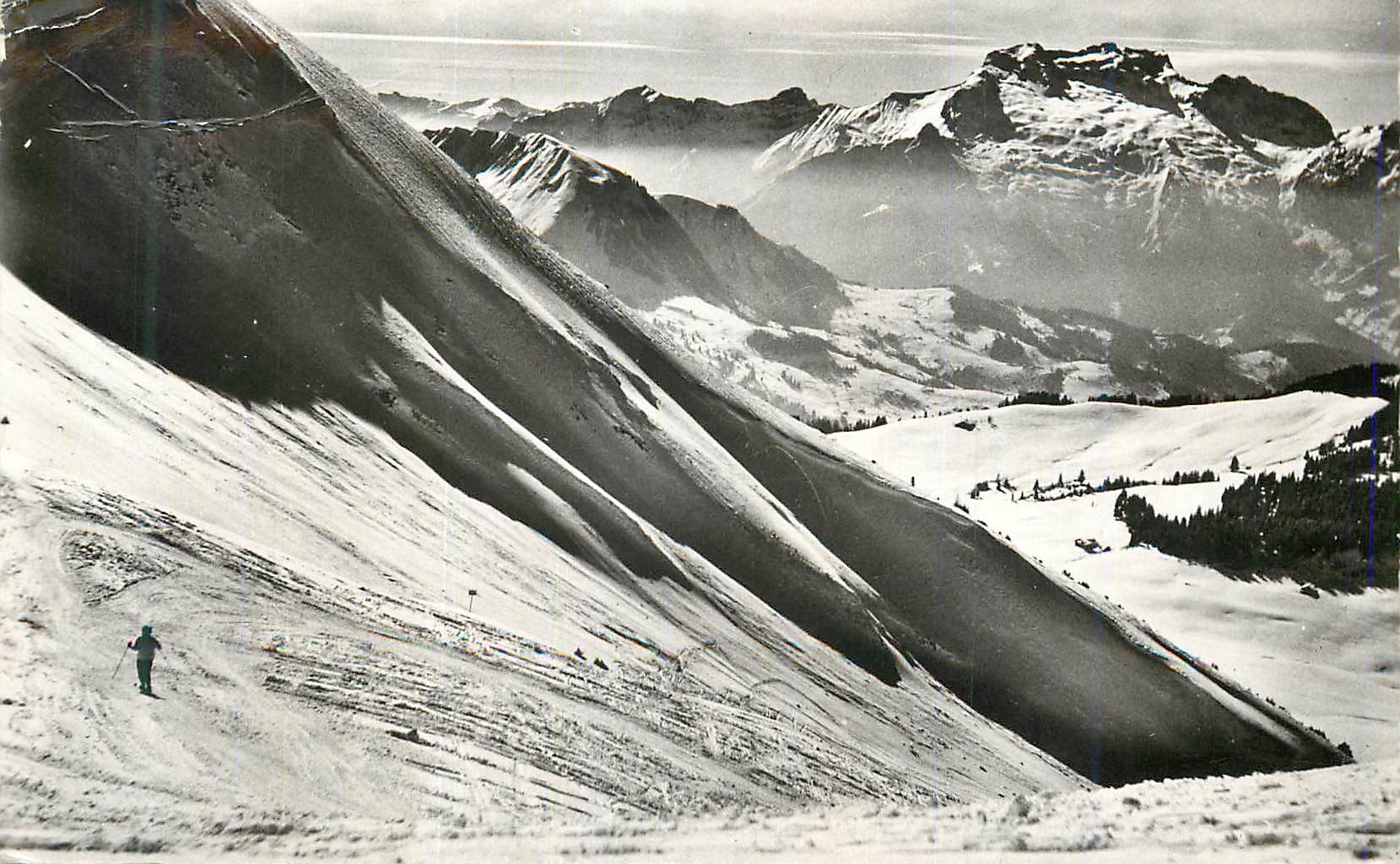 Skieur en montagne — vue panoramique enneigée — éditeur non identifiable