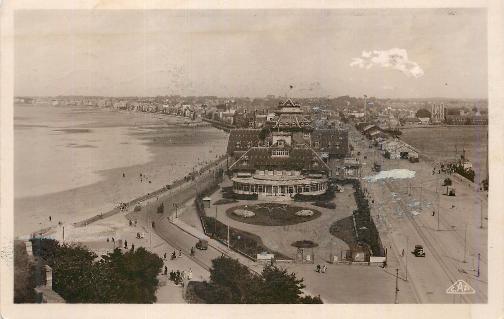 Vue aérienne de la plage et du grand bâtiment à Deauville — éditeur CAP, n° de série non lisible