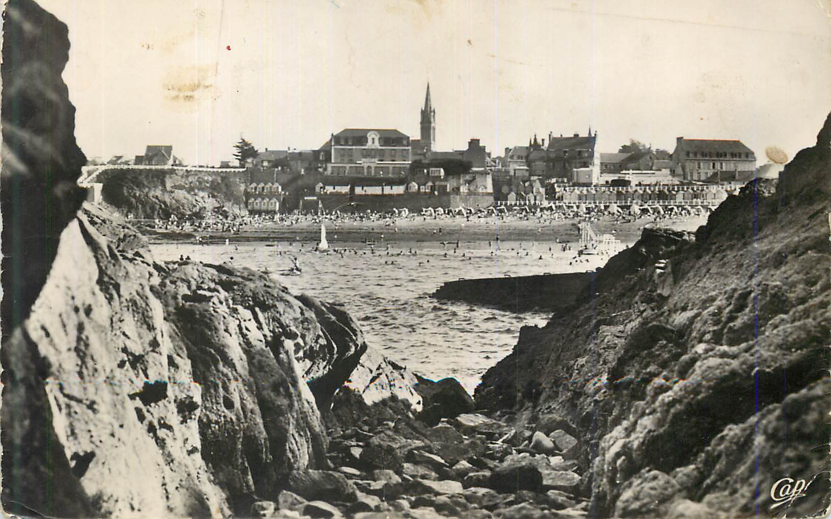 CPM Saint Quay Portrieux La Plage de Saint Quay vue de la Grotte de I Isnin