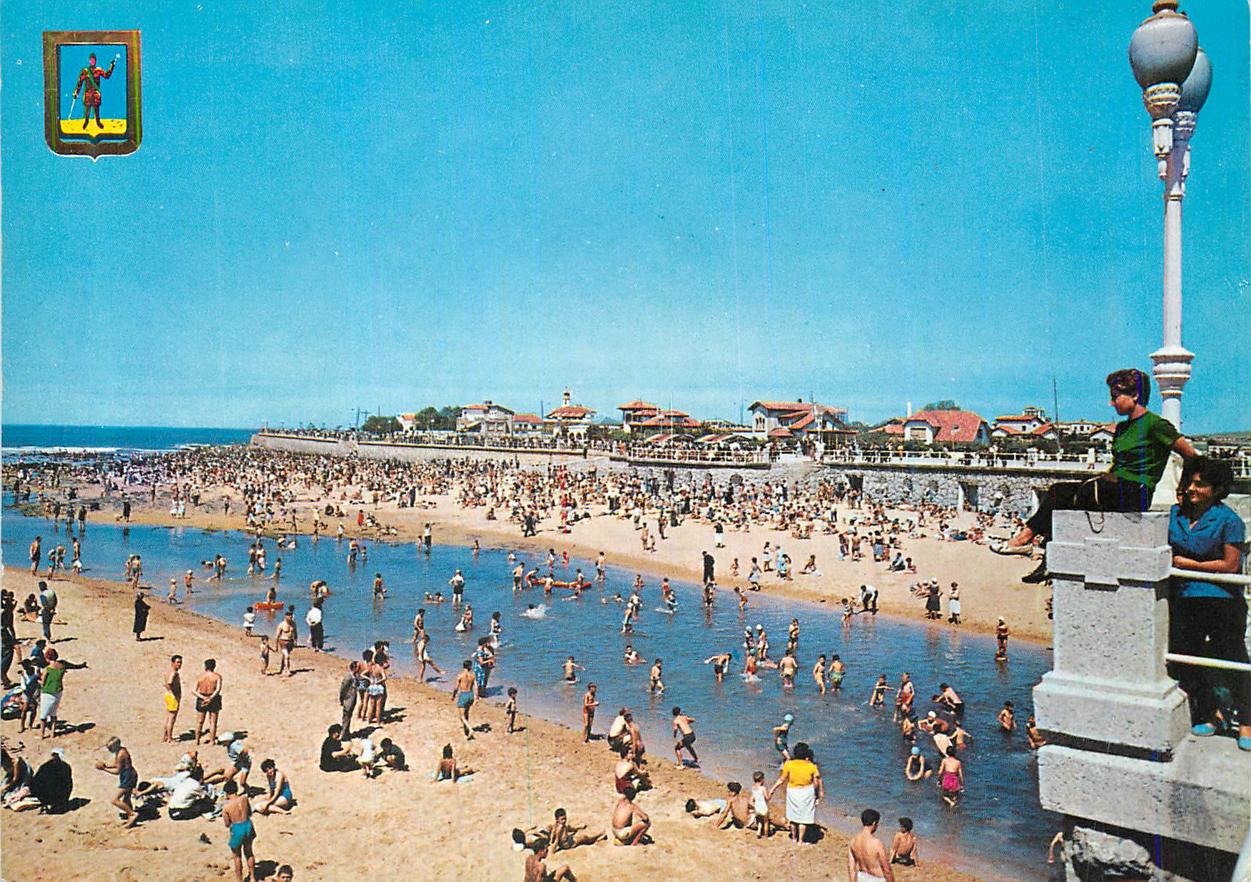 CPM Gijon Plage et Fleurs Piles