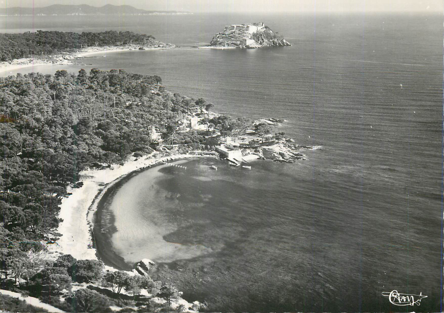 CPM Environs du Lavandou Var Vue aerienne de la Cote les Plages le Fort de Bregancon