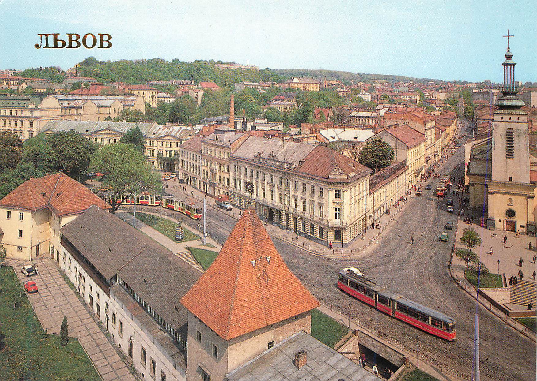 Lviv — vue aérienne de la ville avec tramway et église