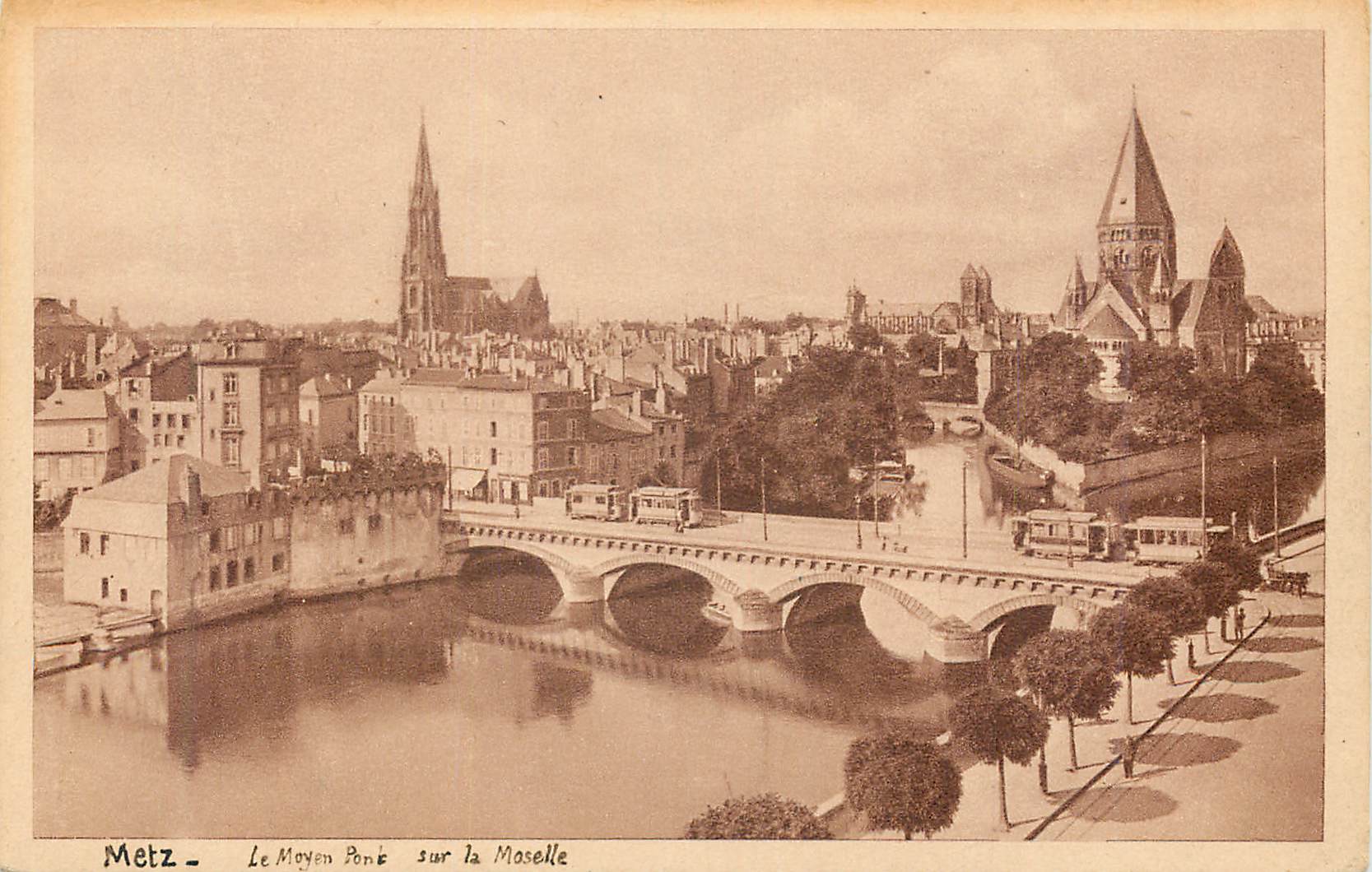 CPA Metz Vue sur la Moselle et le Moyen Pont