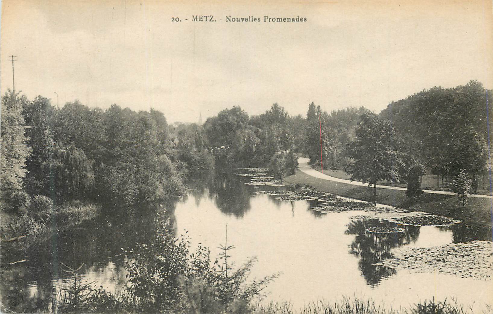 Metz - Nouvelles Promenades — vue du lac avec sentier et nénuphars