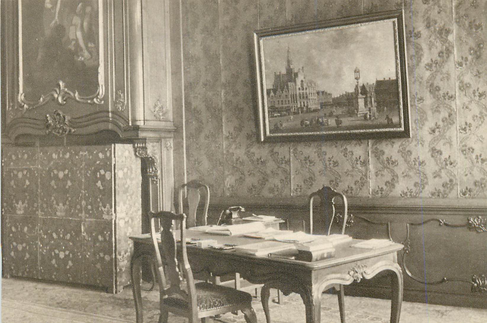 CPM Stadhuis s Hertogenbosch Wethouderskamer met Louis xvi goudleer Schilderij door Van Beerestraten Gezicht op de Bossc