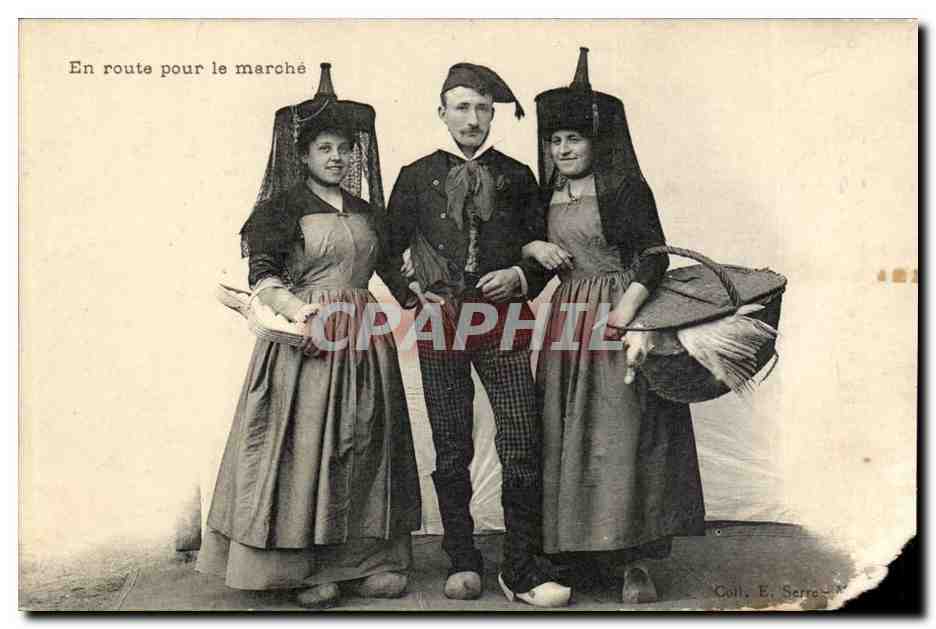 CPA Costume Folklore En route pour le marche