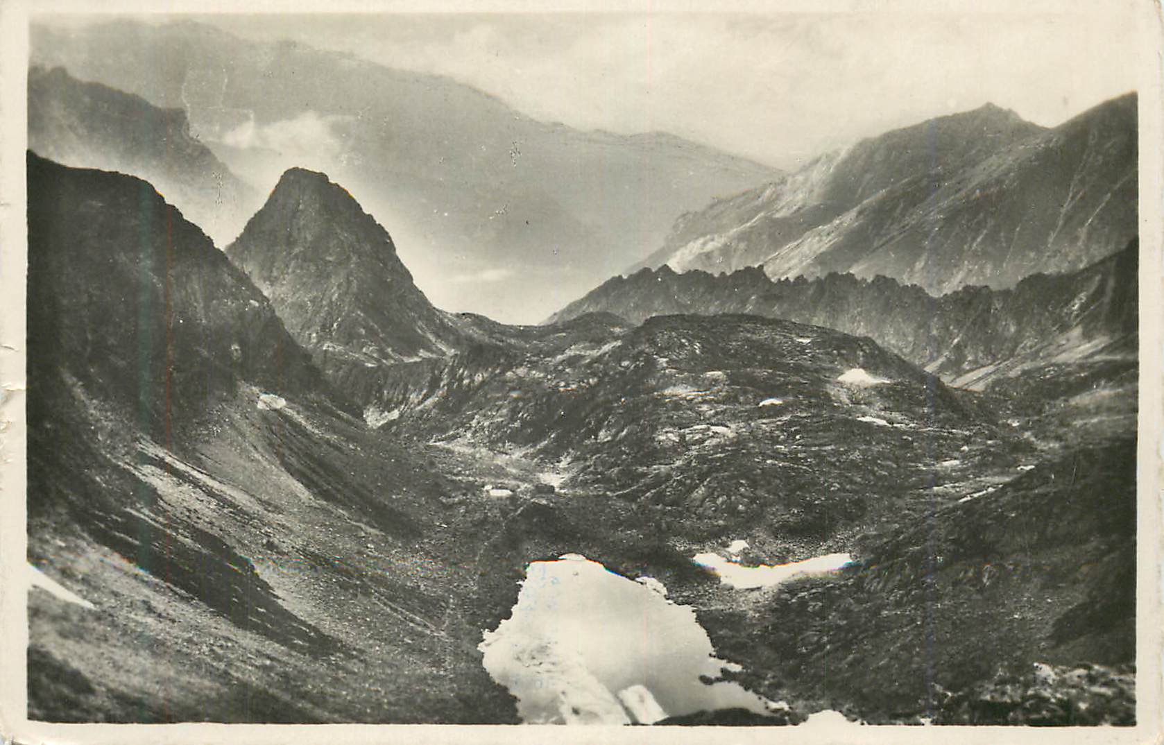 Vue des montagnes — paysage alpin avec lac et neige — éditeur non visible
