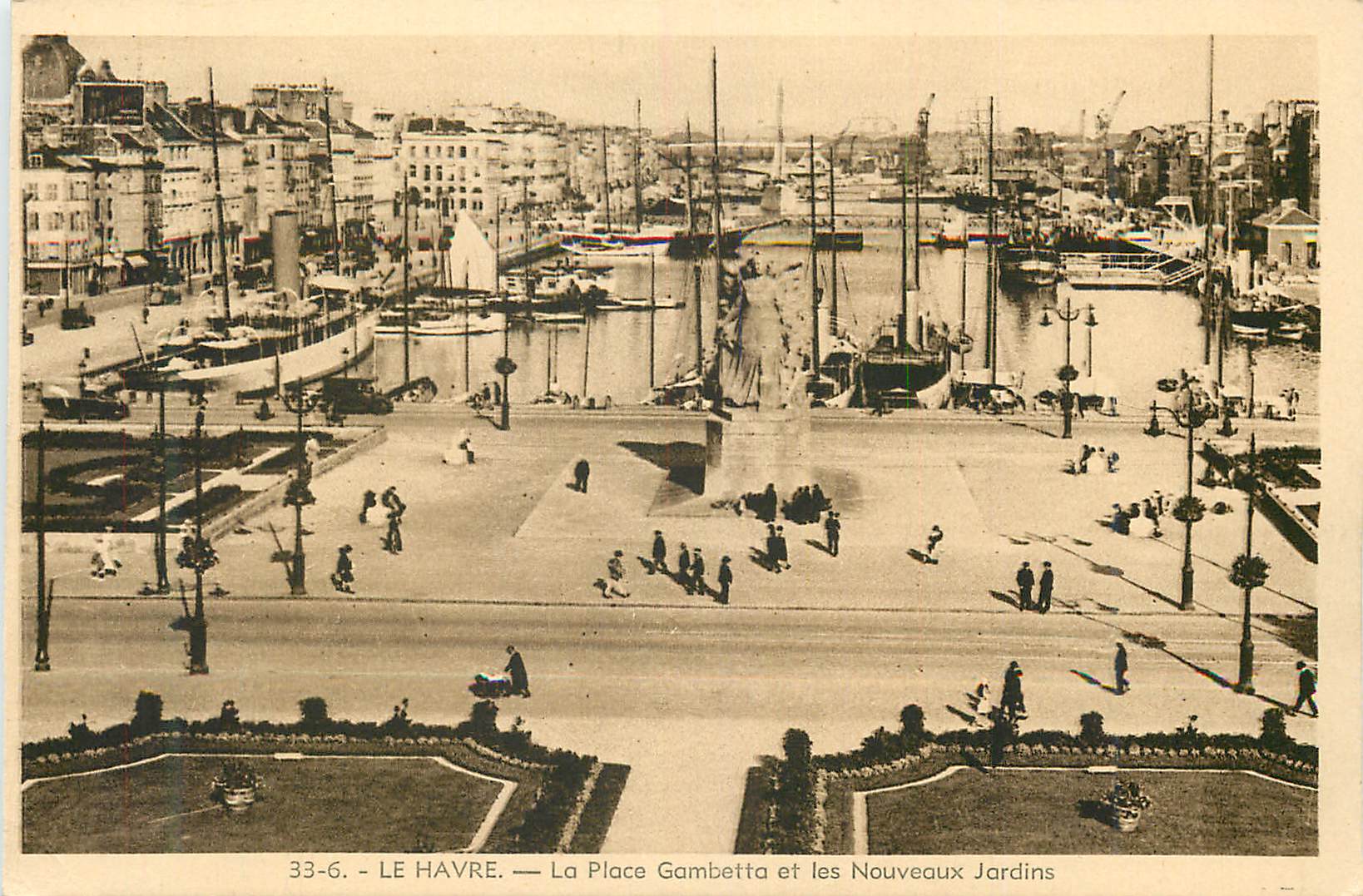CPA Le Havre La Place Gambetta et les Nouveaux Jardins Bateaux