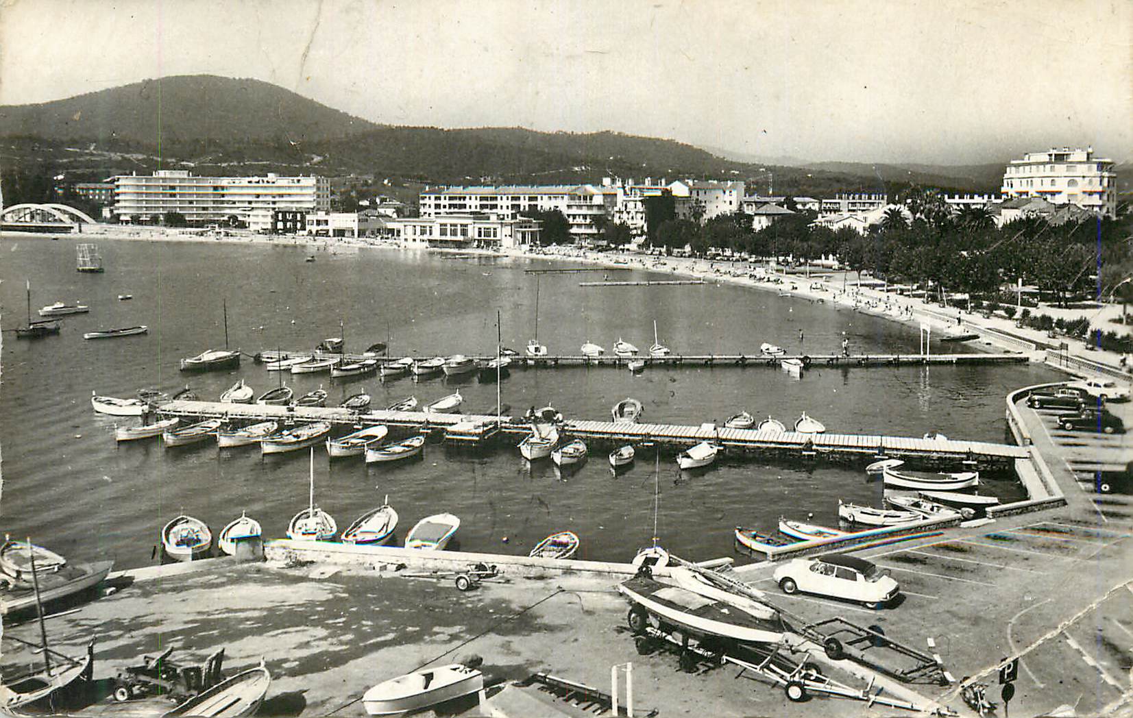 CPM Saint Maxime sur Mer (Var) La Perle de la Cote des Maures Le Port et la Plage