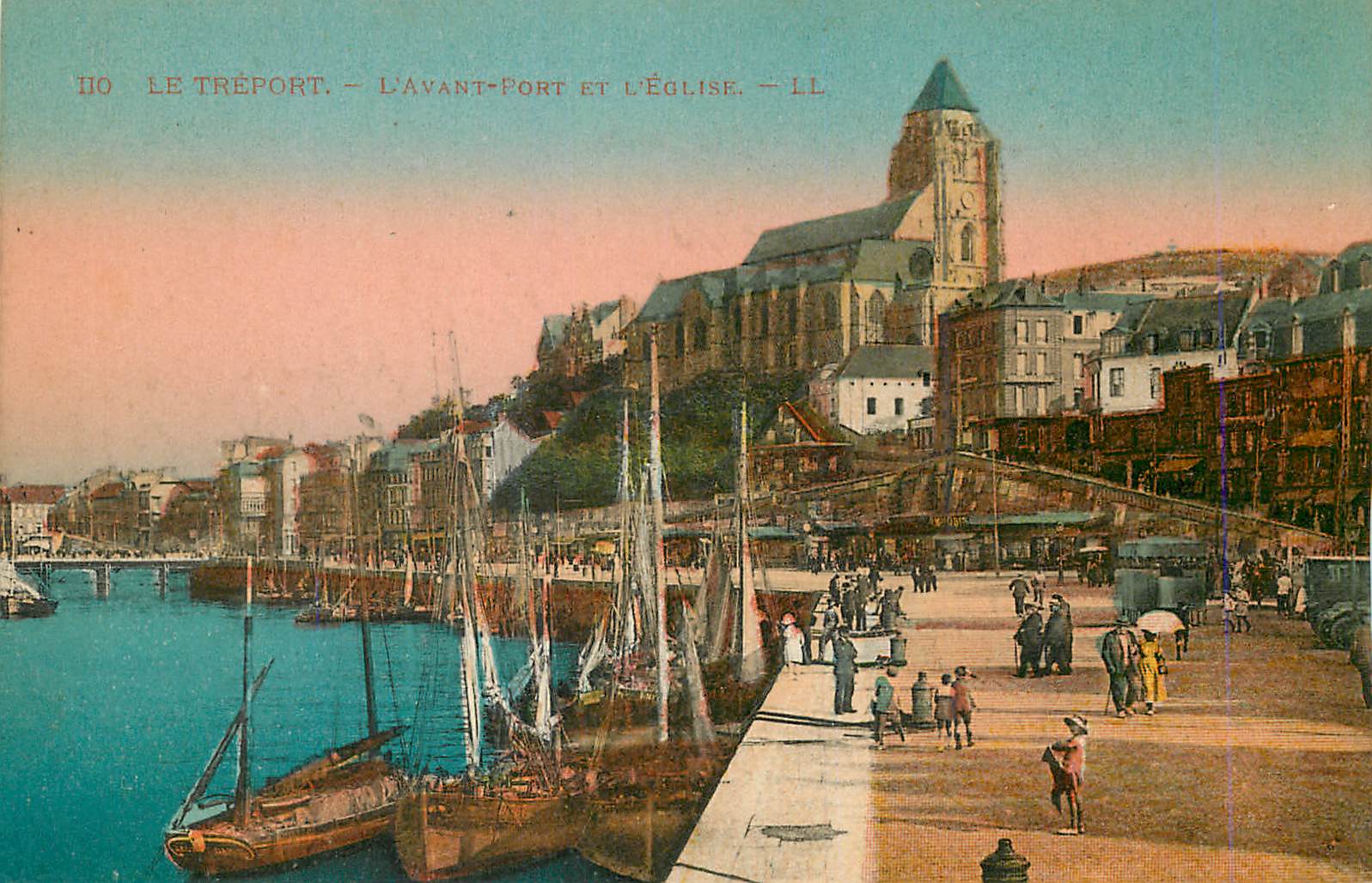 CPA Le Treport L'Avant Port et l'Eglise Bateaux