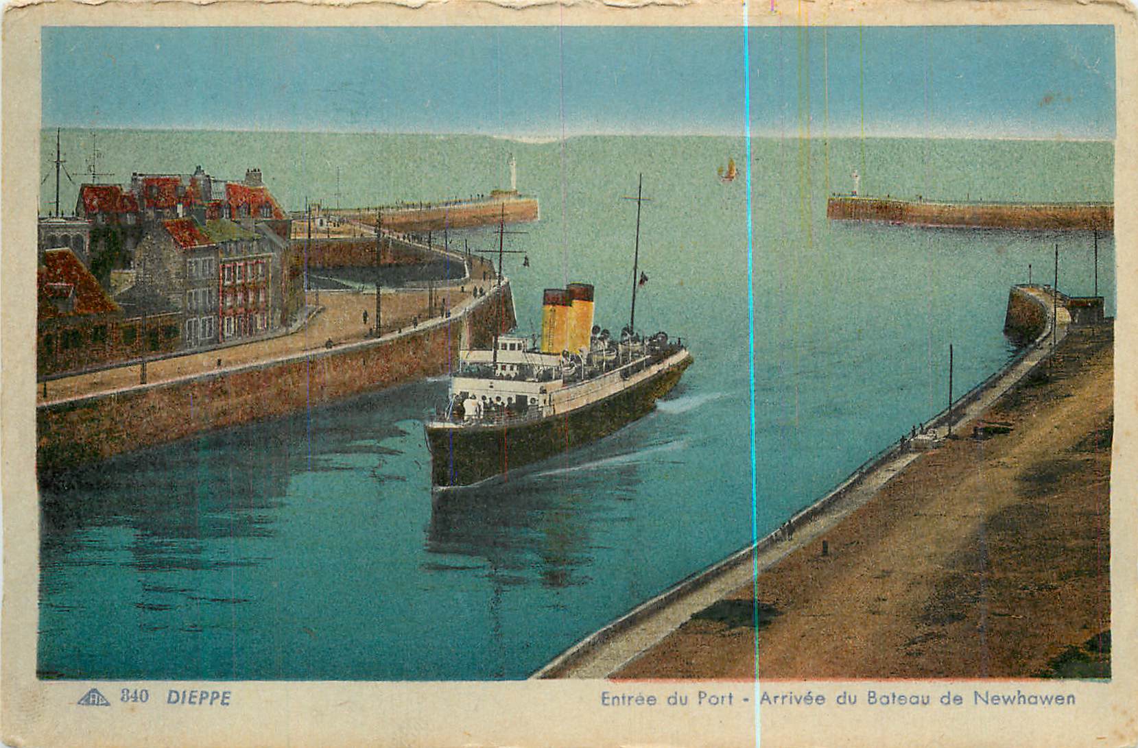 CPA Dieppe Entree du Port Arrivee du Bateau de Newhawen Bateau