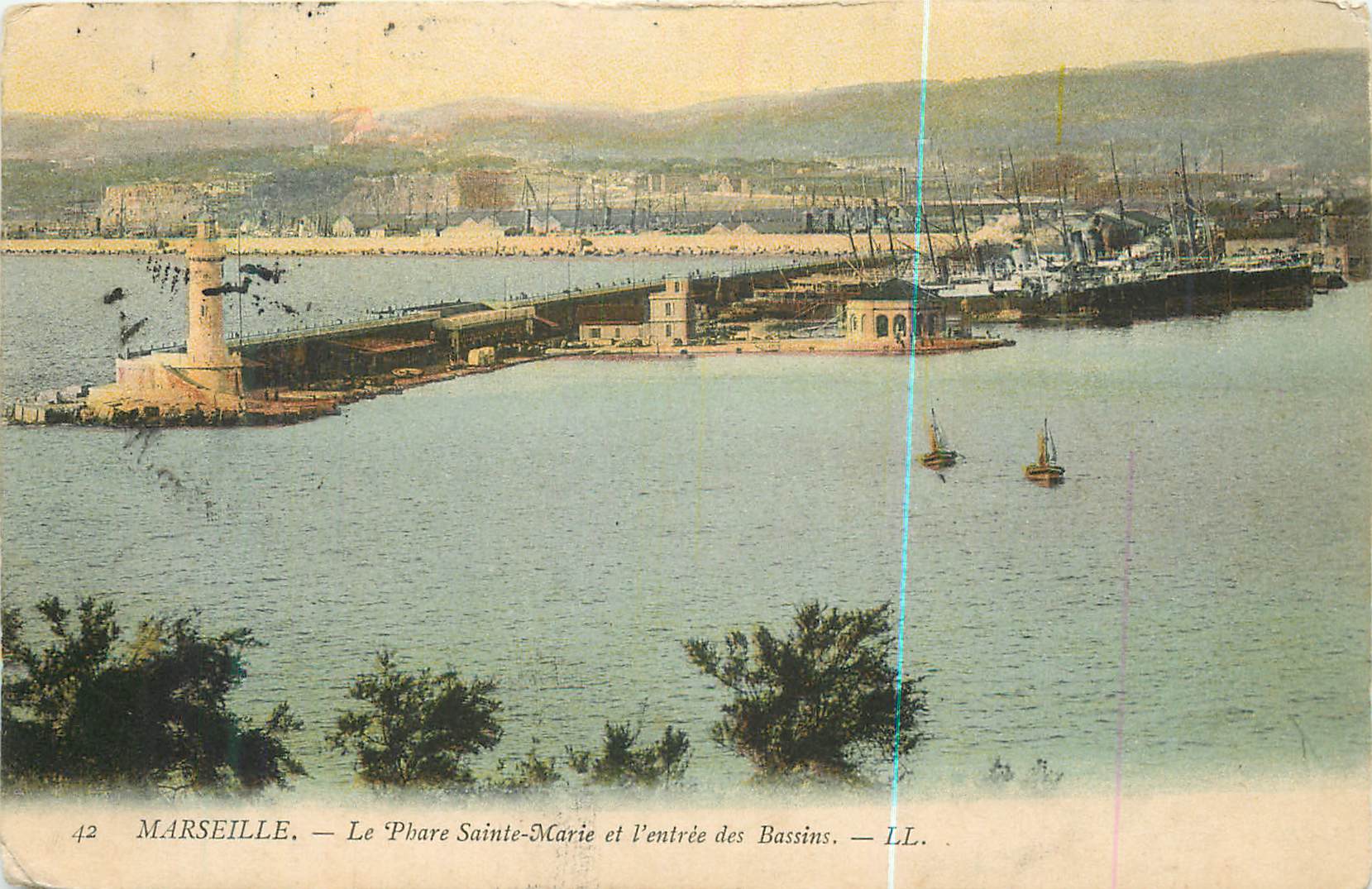 CPA Marseille La Phare Sainte Marie et l'Entree des Bassins Bateaux