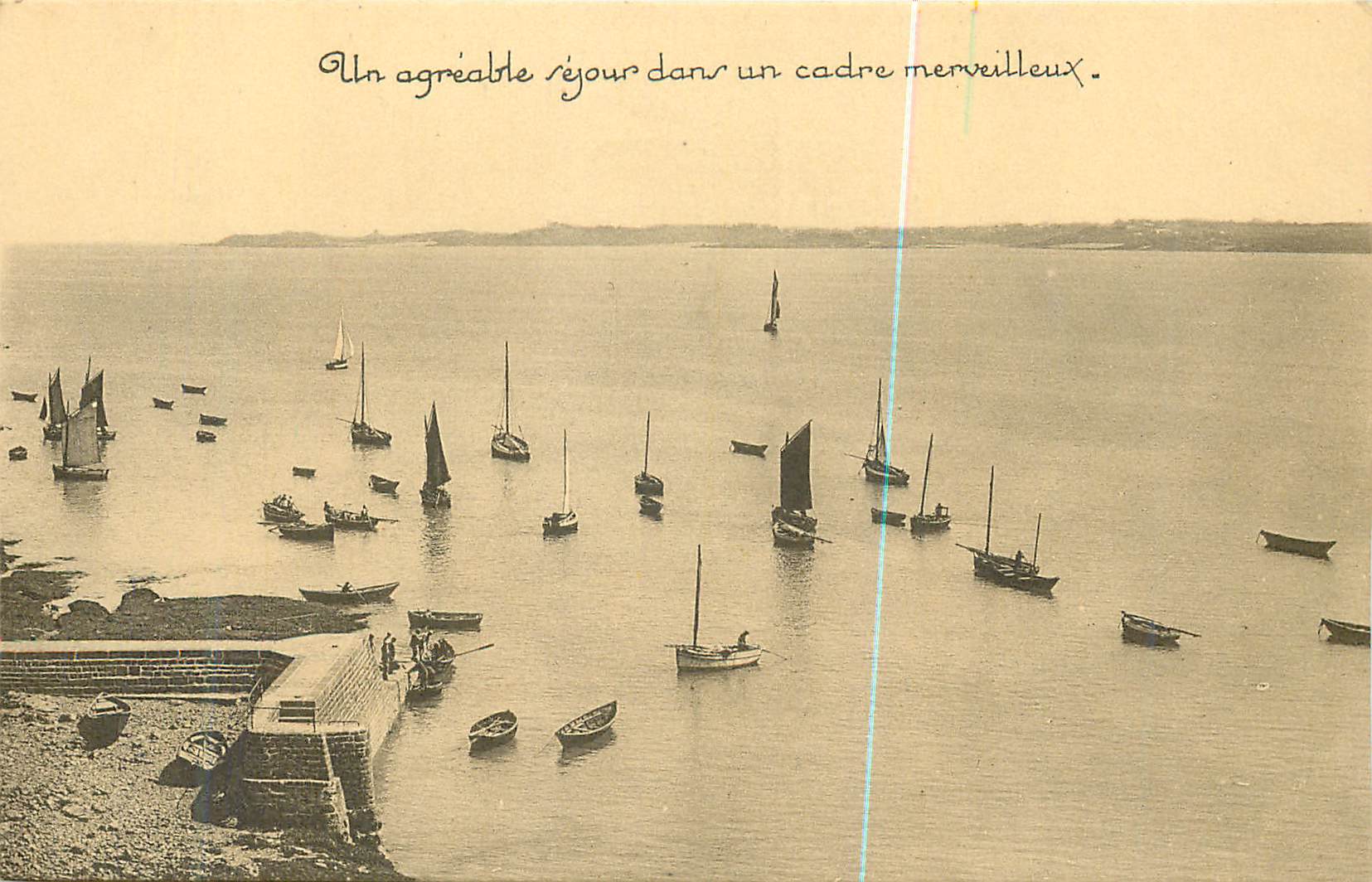 Vue de port avec voiliers — texte manuscrit 'Un agréable séjour dans un cadre merveilleux.'