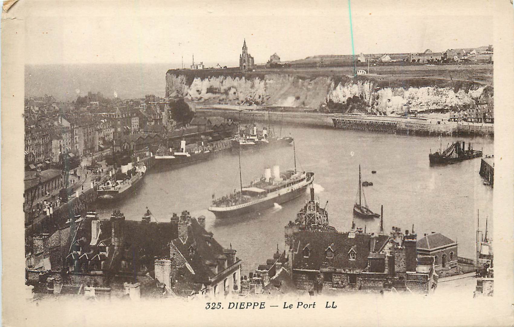 CPA Dieppe Le Port Bateaux