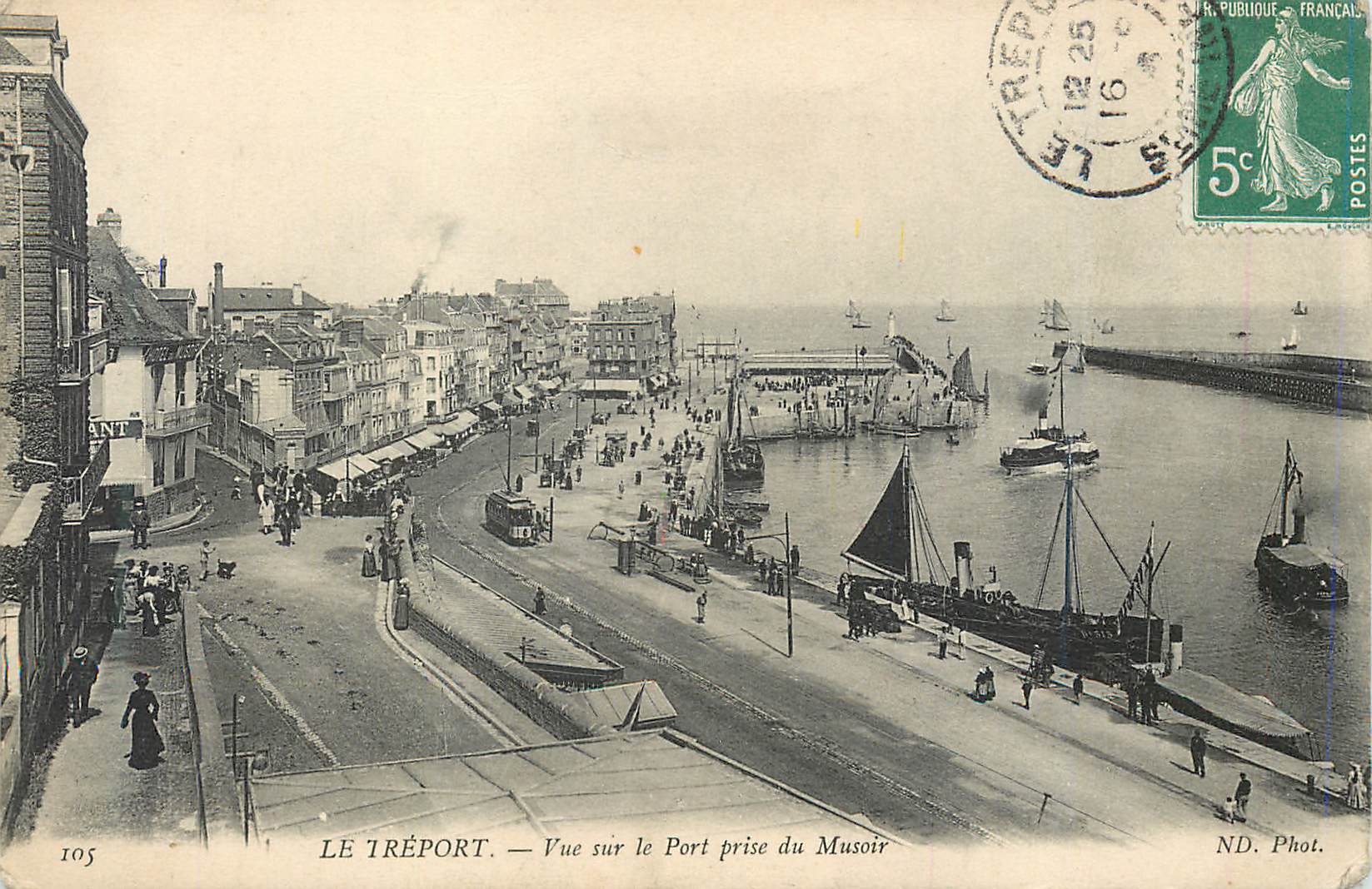 CPA Le Treport Vue sur le Port prise du Musoir Bateaux