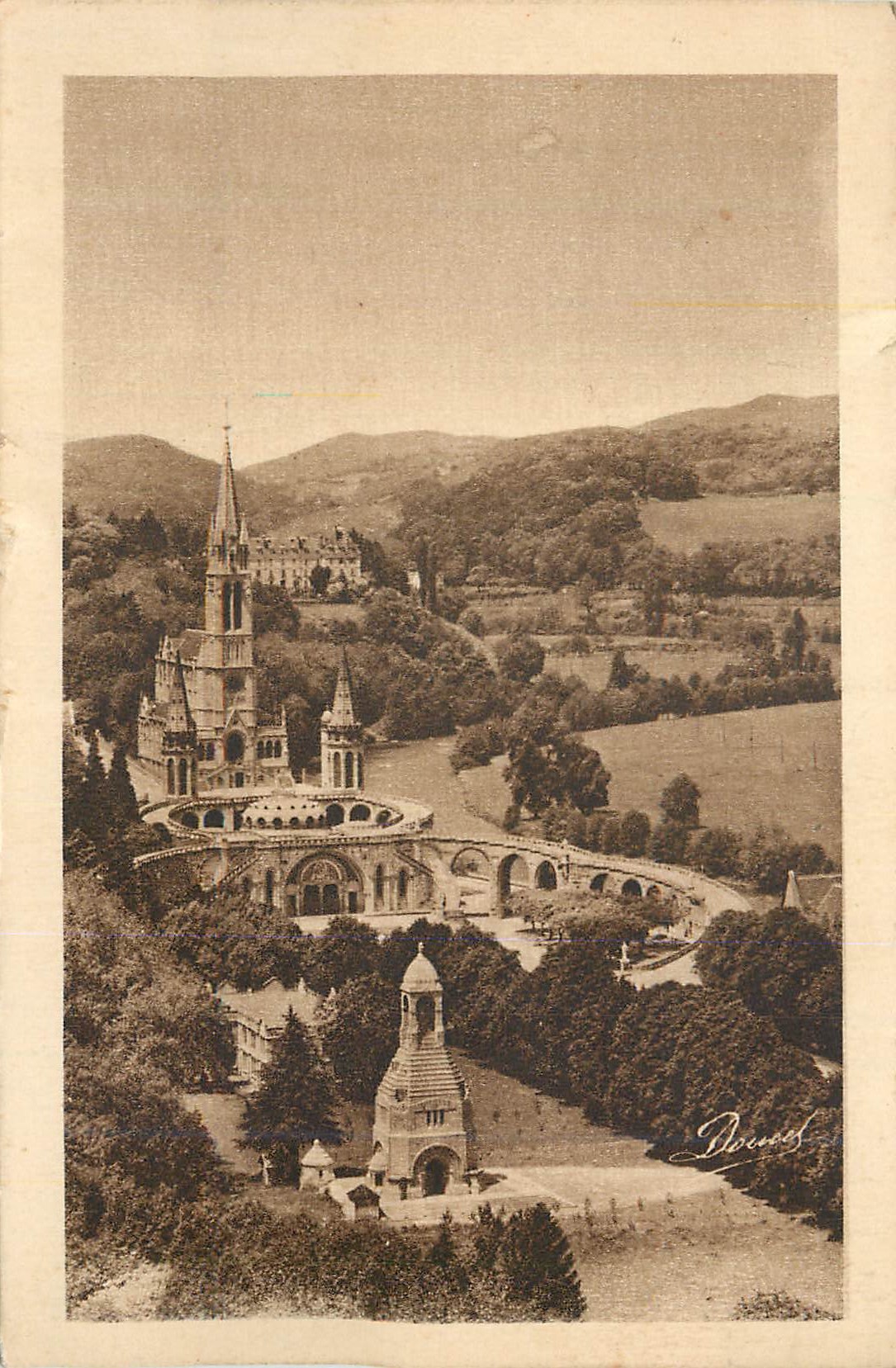 CPA Lourdes La Basilique et le Monument Interallie