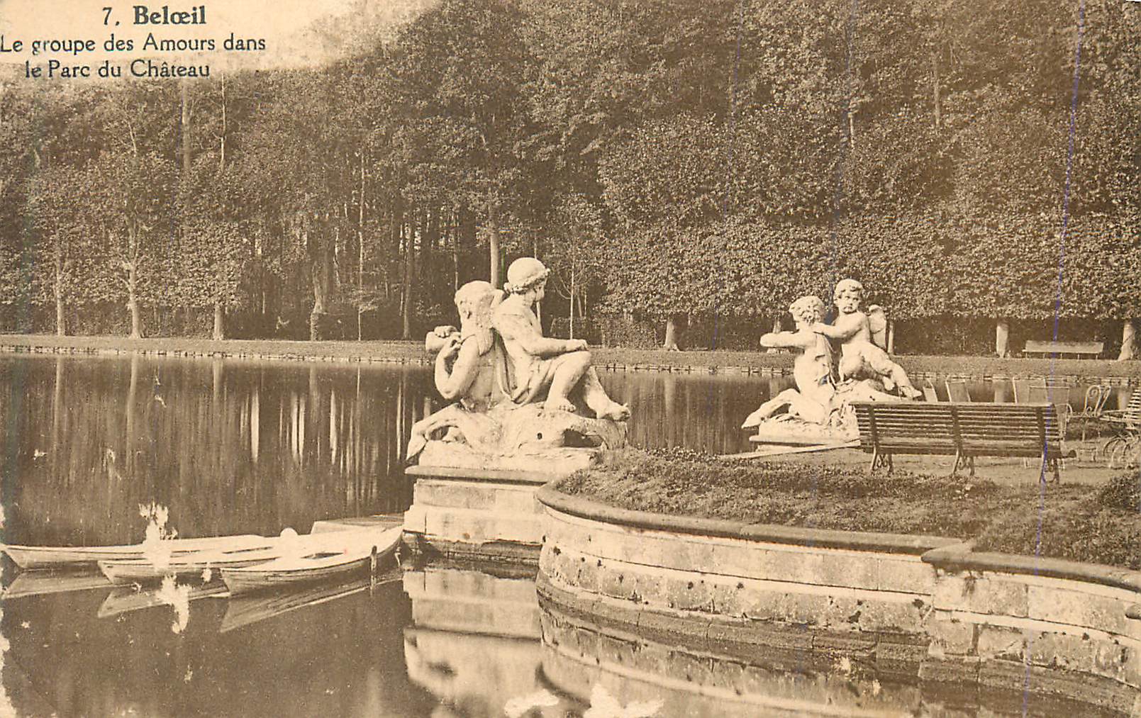 CPA Beloeil Le Groupe des Amours dans le Parc du Chateau