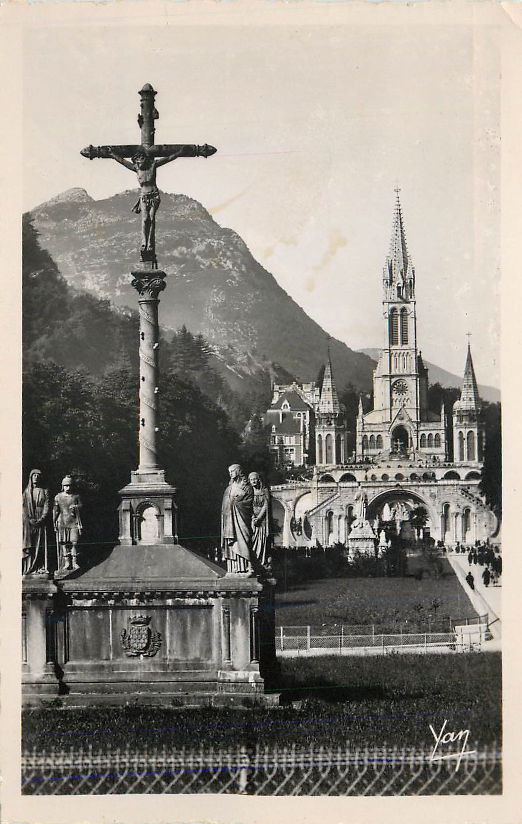 CPM Lourdes La Basilique et le Calvaire Breton