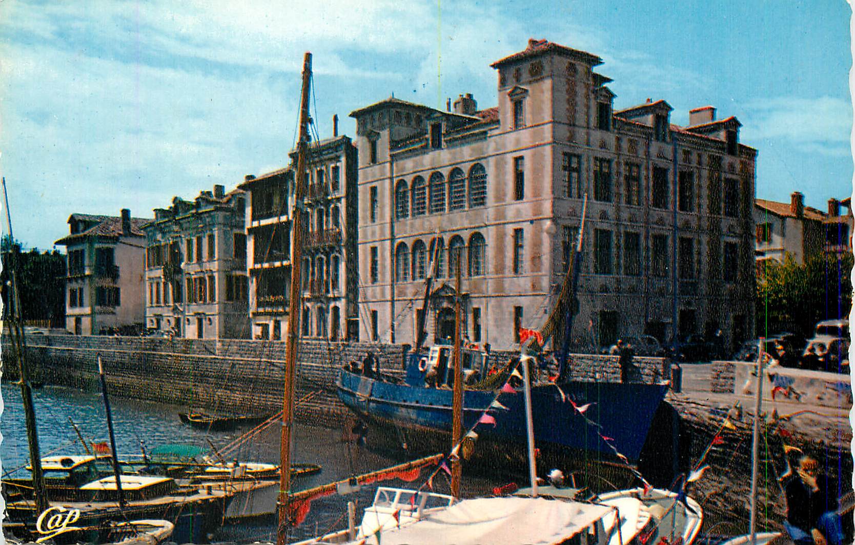 CPM St Jean de Luz Maison de l'Infante Bateau