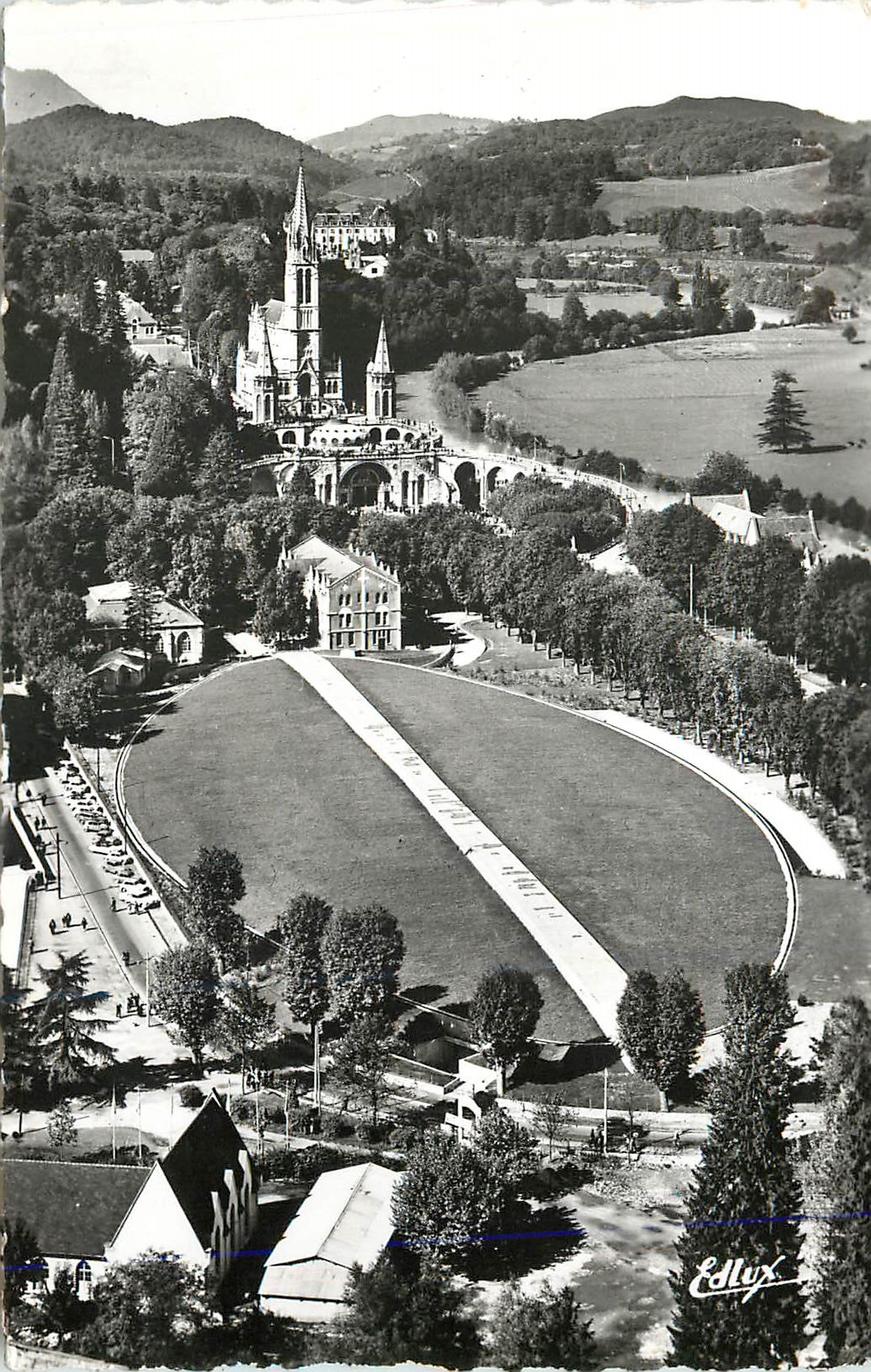 CPM Lourdes La Basilique et la Basilique Souterraine St Pie X