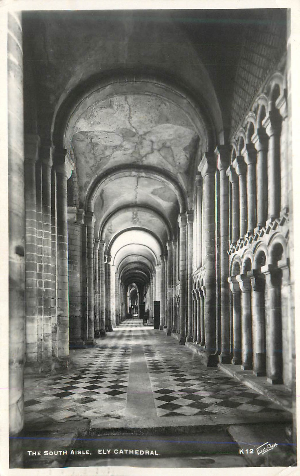 The South Aisle, Ely Cathedral — vue en perspective des arcades et du sol à damier — éditeur K12