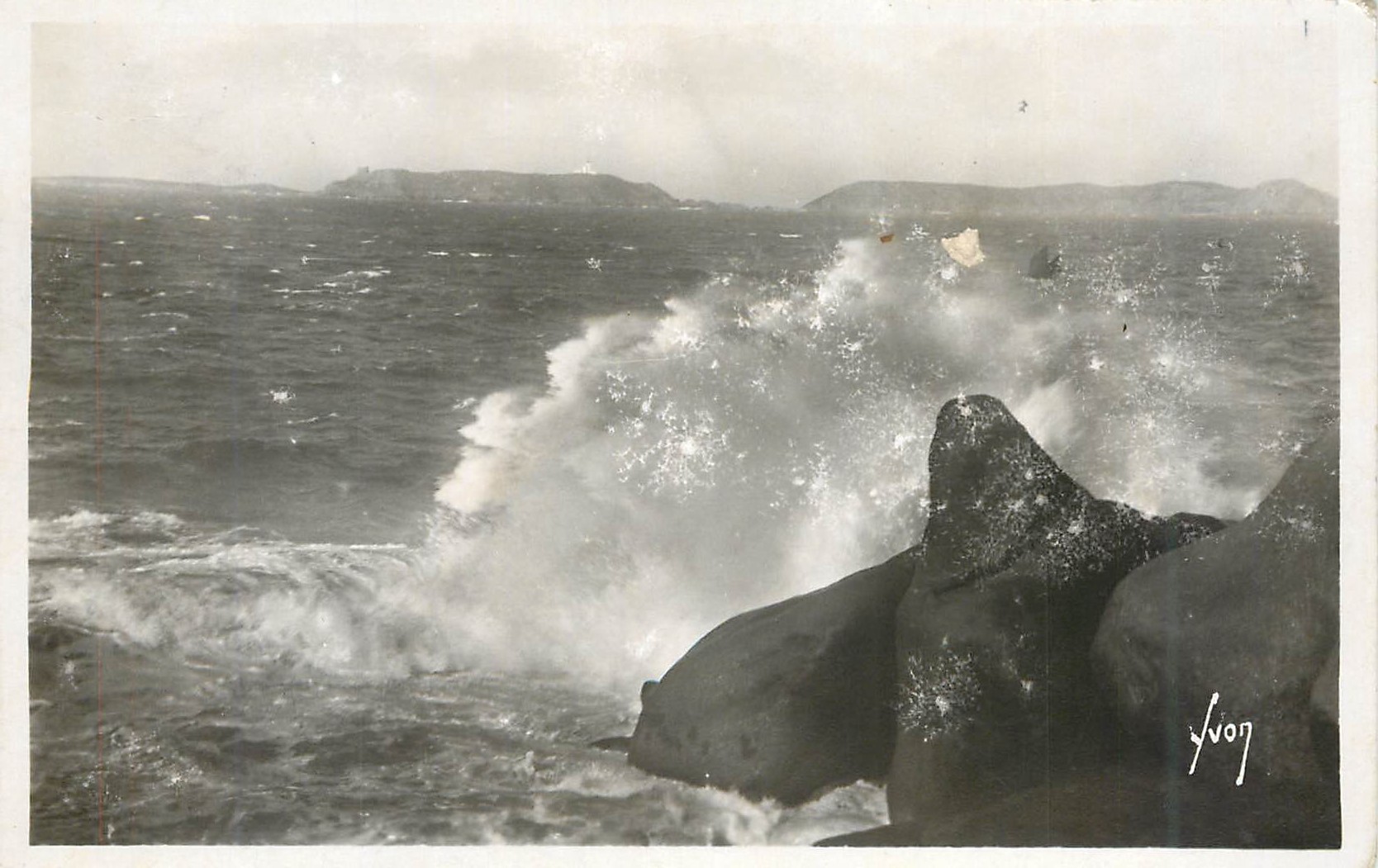 Vagues se brisant sur des rochers — Yvog