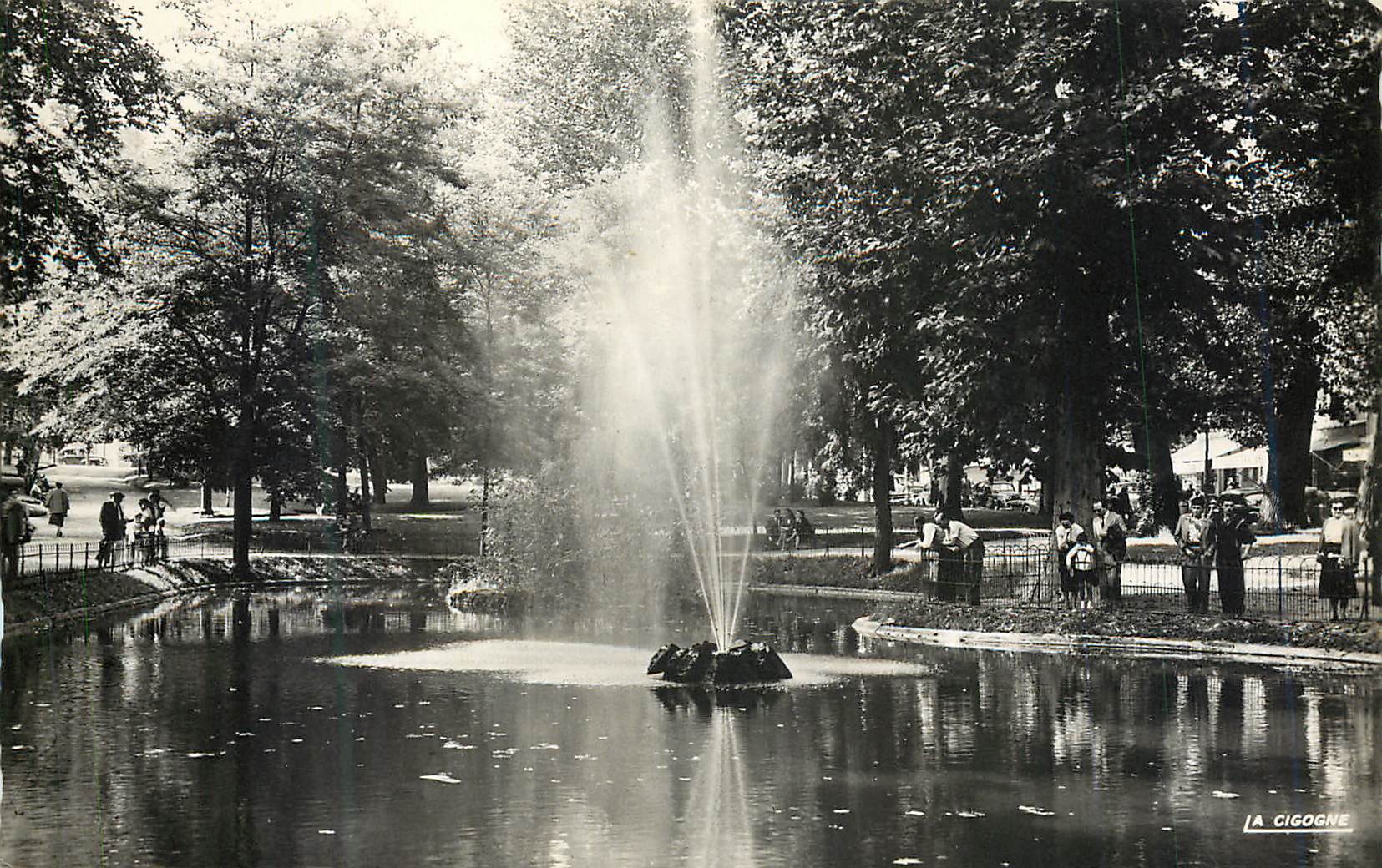 Fontaine dans un parc à La Cigogne — éditeur LA CIGOGNE, n° de série non visible