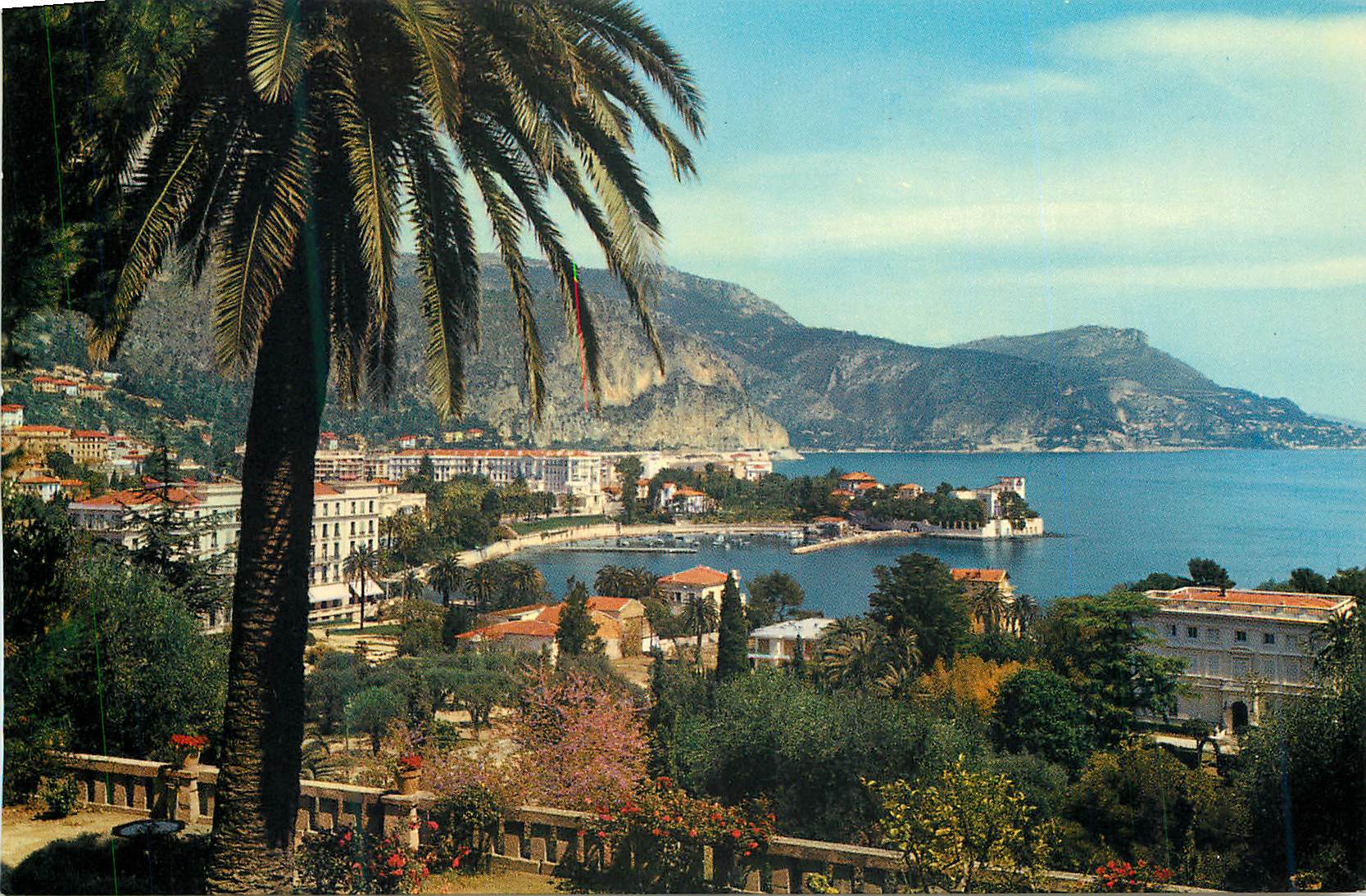 CPM Beaulieu sur Mer La Cote d'Azur La Baie et vue sur la Tete de Chien