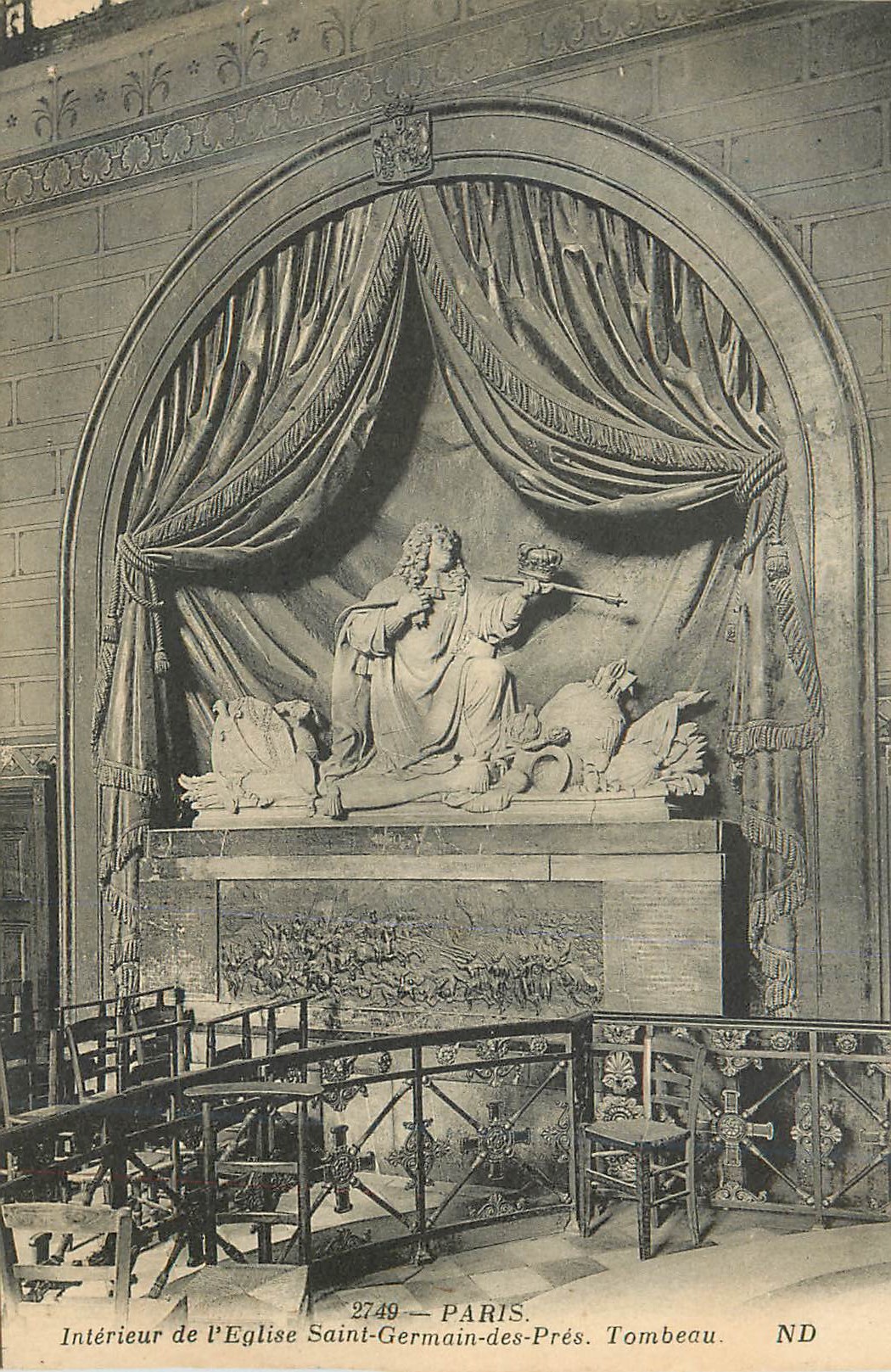 CPA Paris Interieur de l'Eglise Saint Germain des Pres Tombeau
