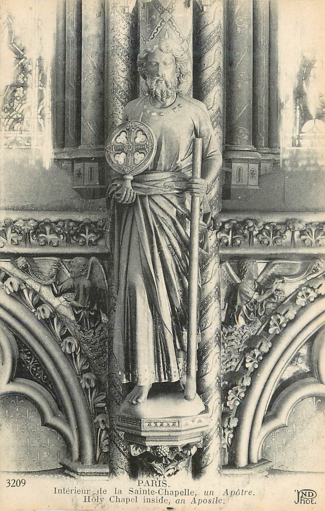CPA Paris Interieur de la Sainte Chapelle un Apotre