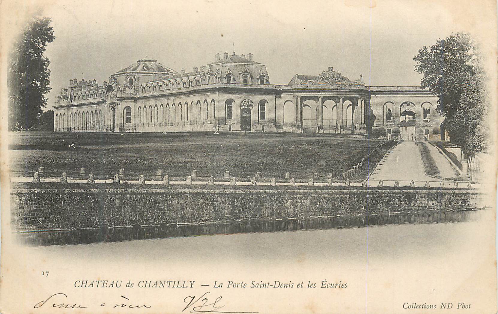 Château de Chantilly — La Porte Saint-Denis et les Écuries — Collections ND Phot