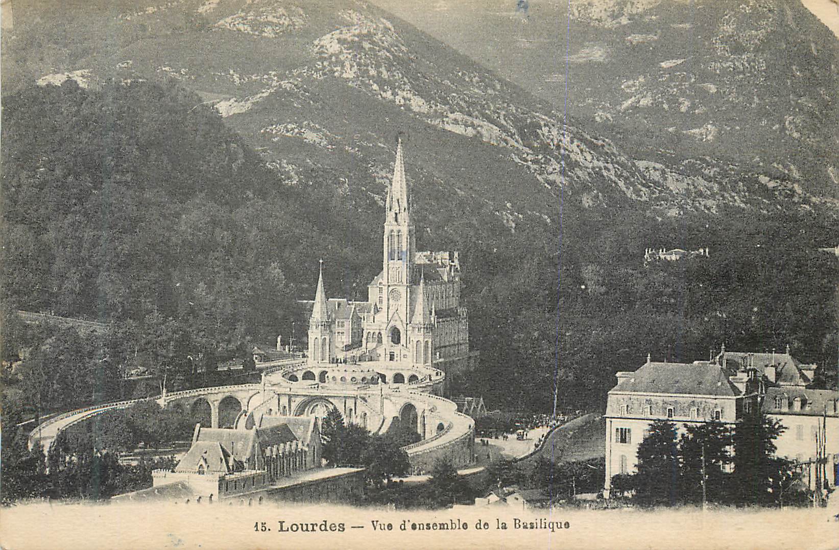 Lourdes — Vue d'ensemble de la Basilique