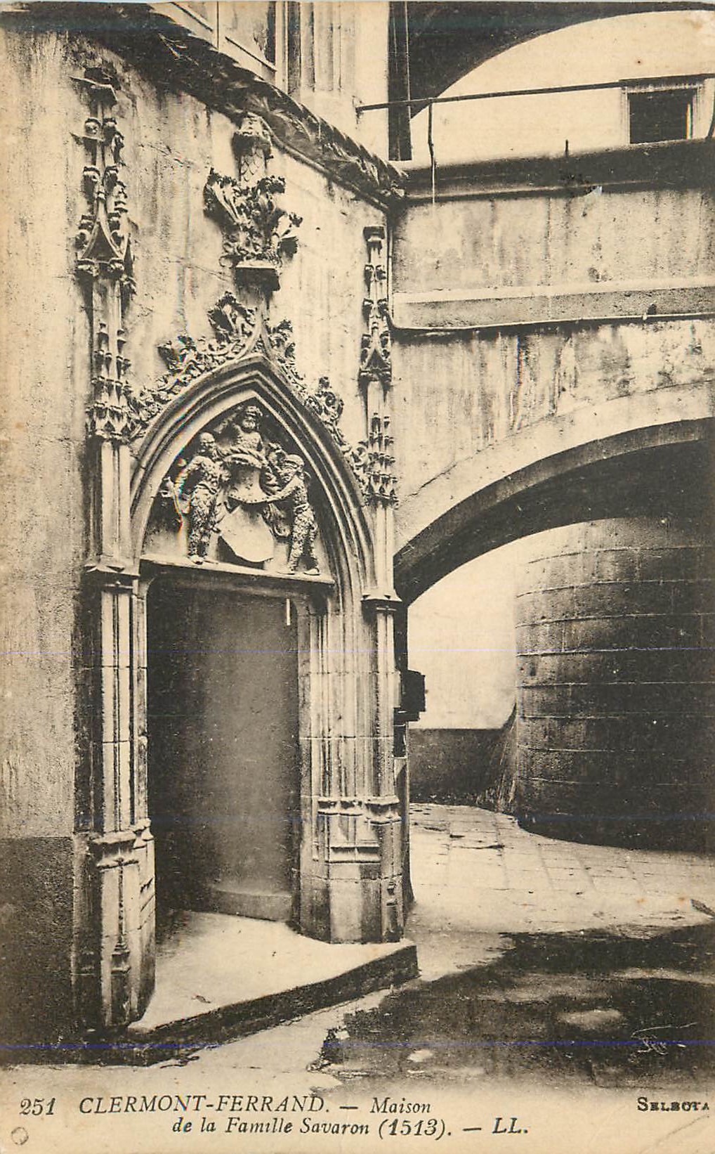 CPA Clermont Ferrand Maison de la Famille Savaron (1513)