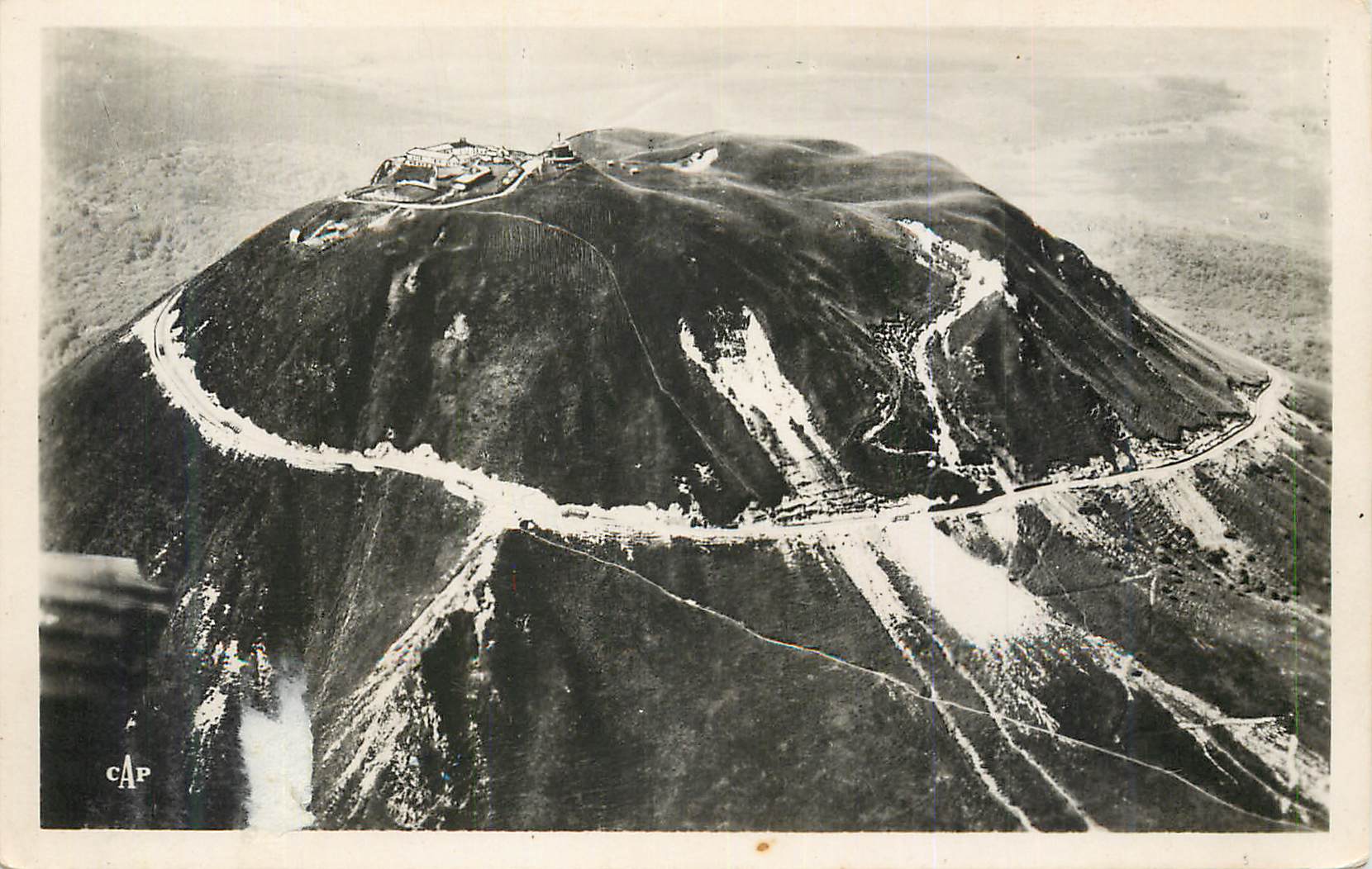 CPM Le Sommet du Puy de Dome et sa Route Automobile vus d'Avion