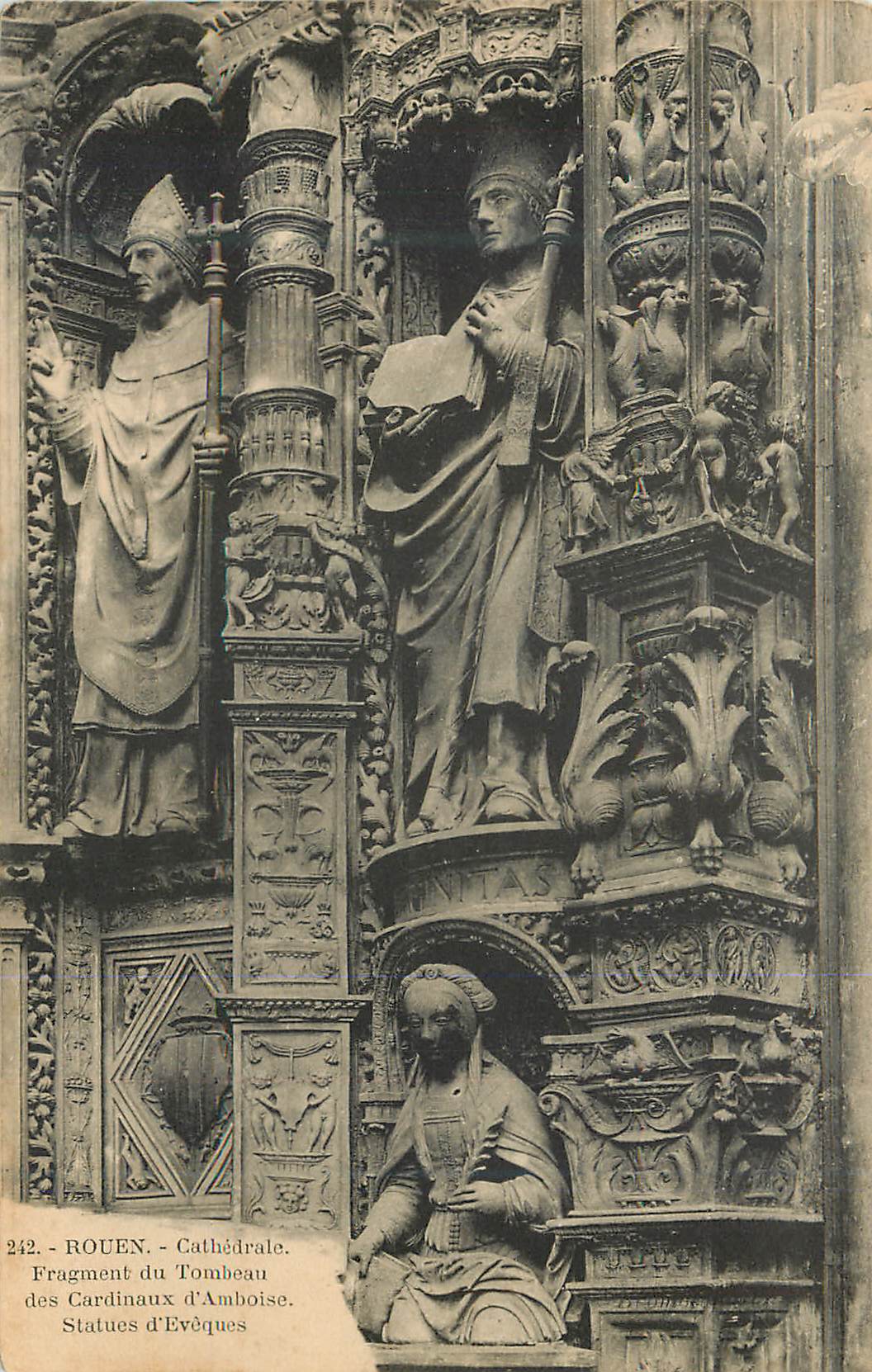 CPA Rouen Cathedrale Fragment du Tombeau des Cardinaux d'Amboise Statues d'Eveques