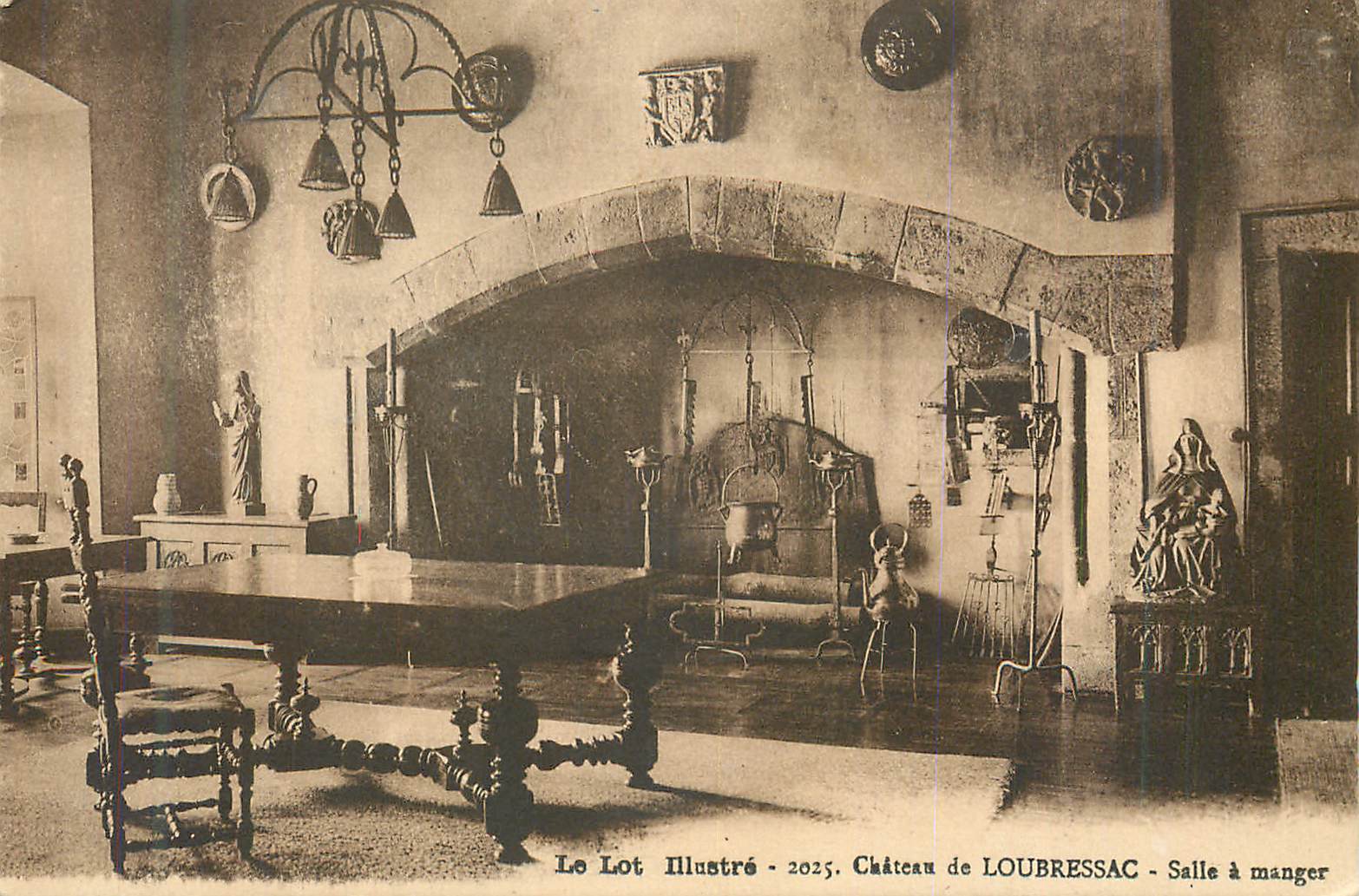 Château de LOUBRESSAC - Salle à manger — Le Lot Illustré - 2025