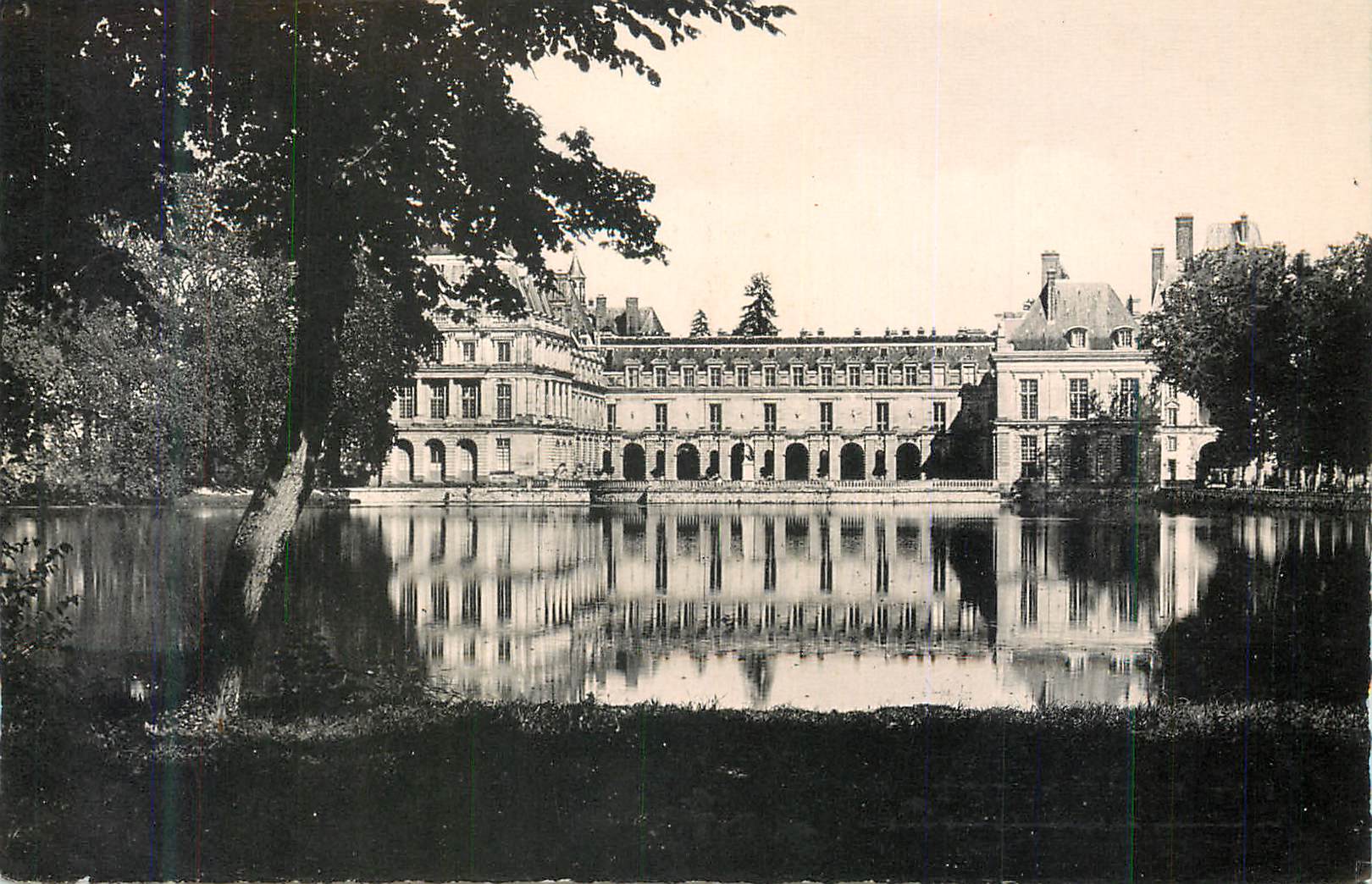 Château de Fontainebleau — View of the park and lake — Publisher unknown
