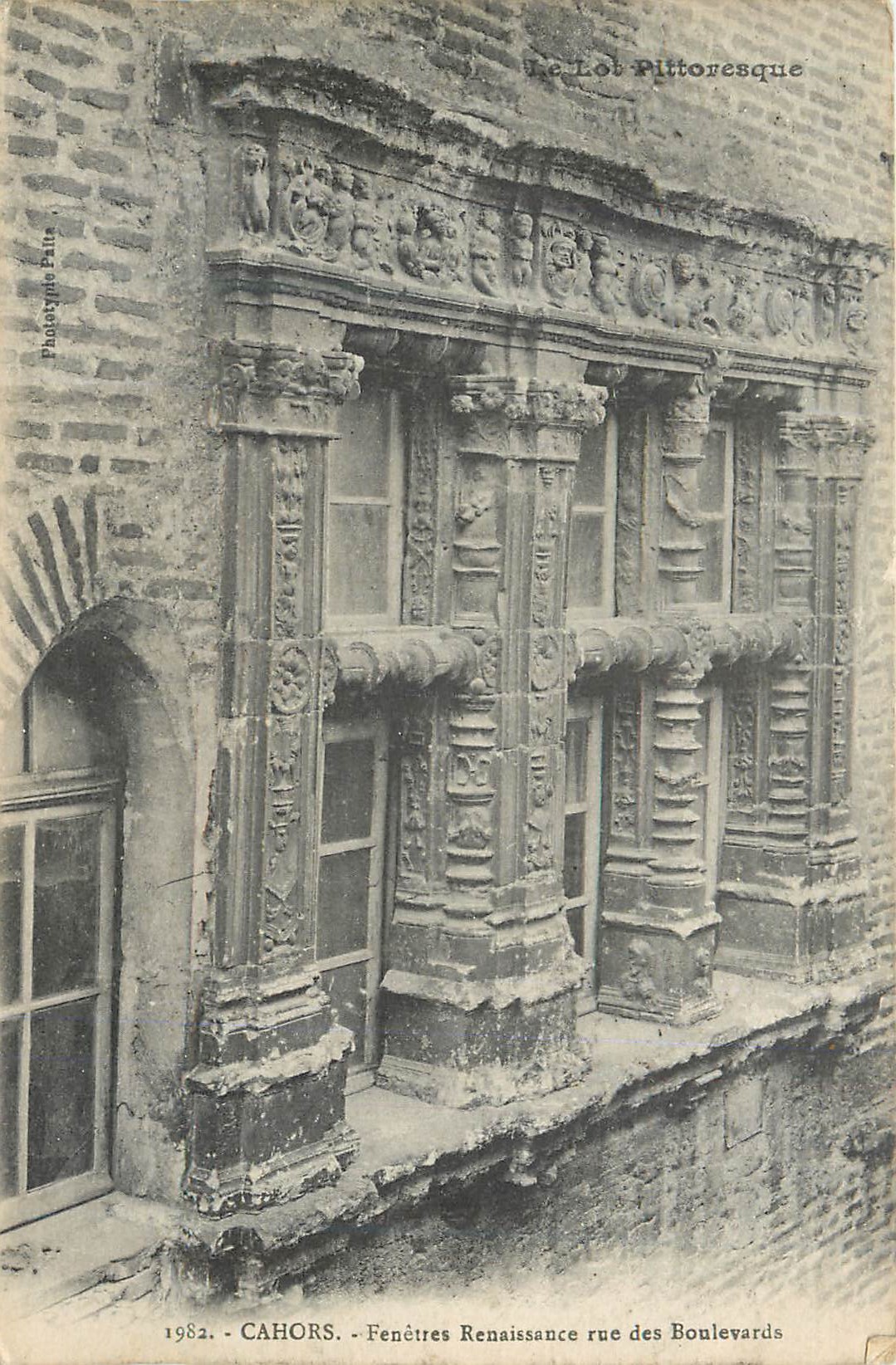 Cahors - Fenêtres Renaissance rue des Boulevards — Phototype Paille, n° 1982