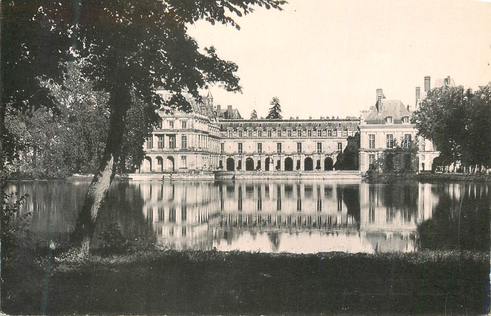 Château de Chantilly — uitzicht op het park en het meer — onbekende uitgever