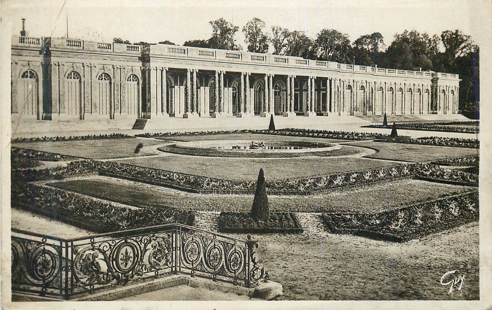CPM Versailles et ses Merveilles Palais du Grand Trianon Le Peristyle et les Jardins