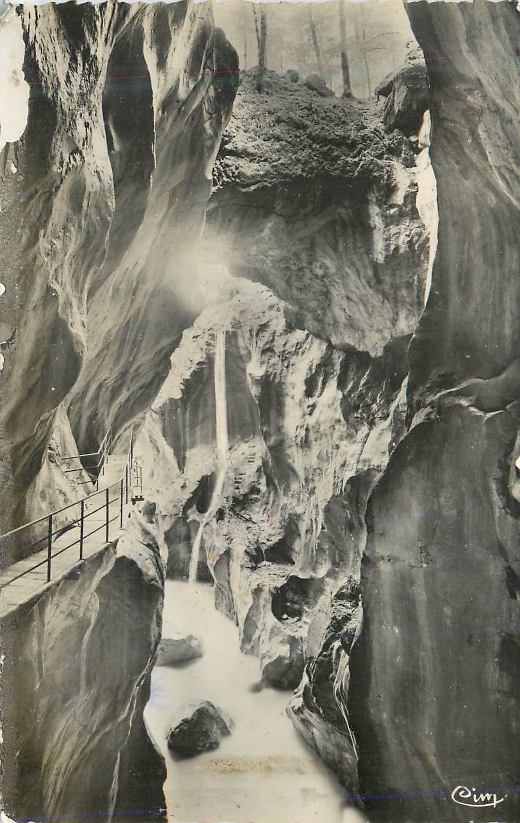 Gorges de l'Isar — vue du canyon avec cascade et passerelle — Cim