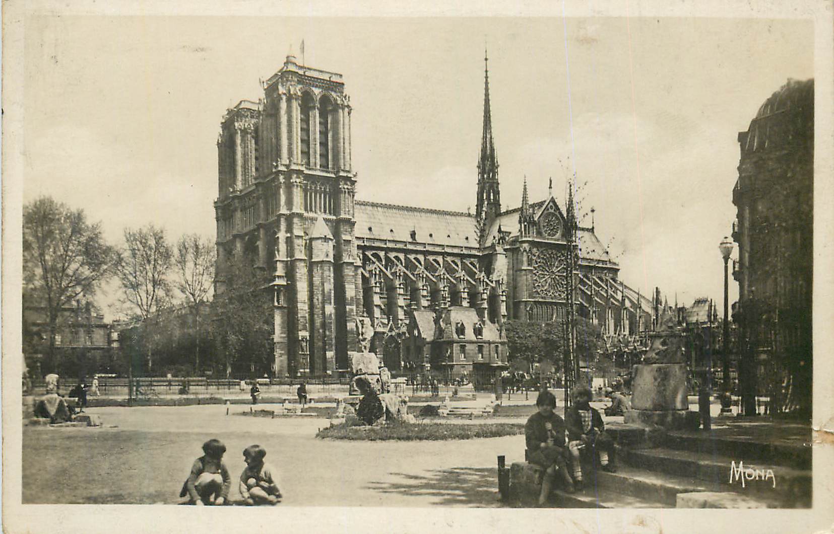 Notre-Dame de Paris — vue de la cathédrale — éditée par Mona