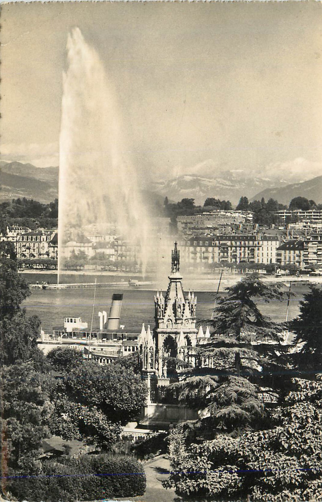 CPM Geneve le Monument Brunswick et le Jet d'Eau (120 m) Bateau