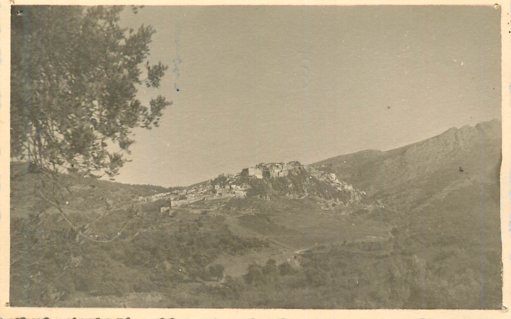 Village perché en montagne — vue panoramique — éditeur inconnu