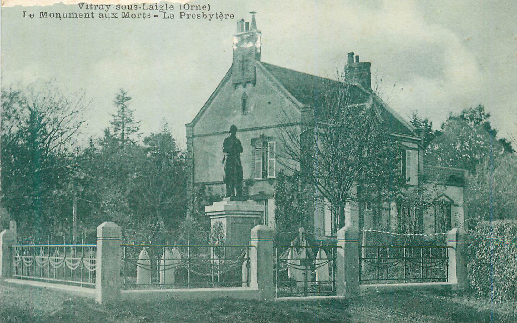 Vitray-sous-Laigle (Orne) — Denkmal für die Toten und das Pfarrhaus