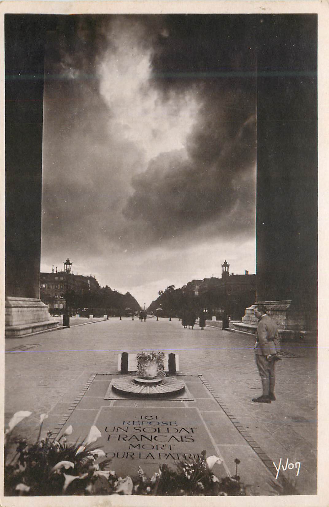 CPM Paris en Flanant la Tombe du Soldat Inconnu Militaria