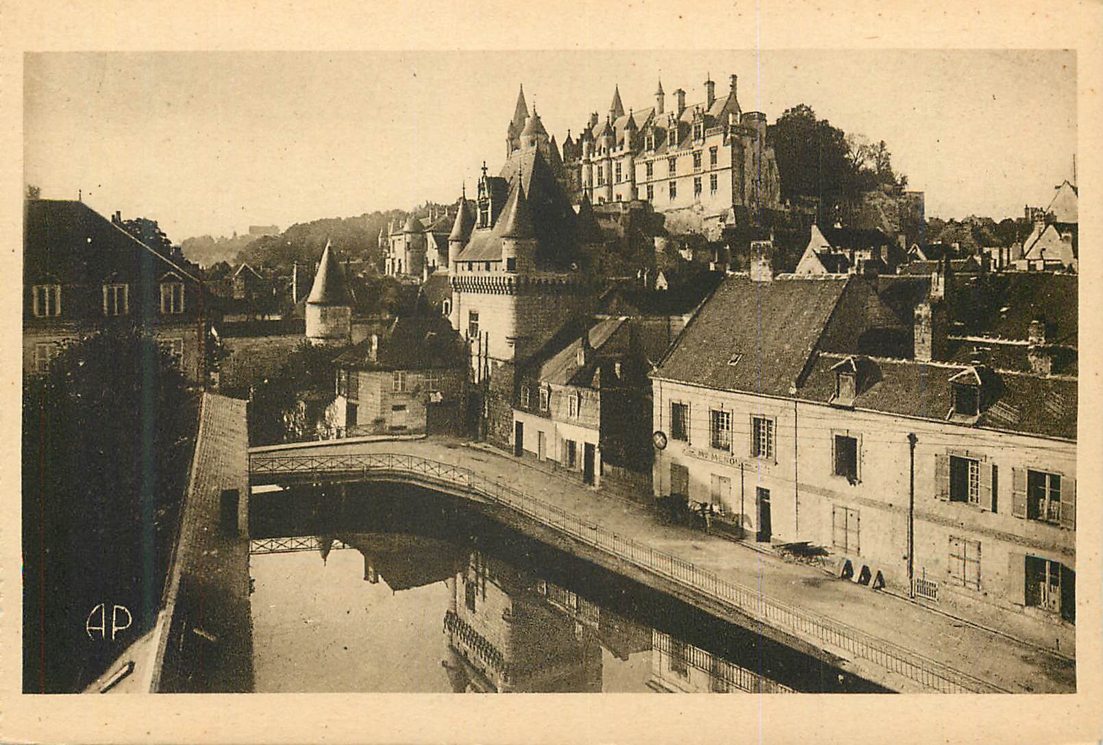 CPA Loches (I et L) le Chateau Royal (Mon Hist XIIe et XVe Siecles) et Porte des Cordeliers 