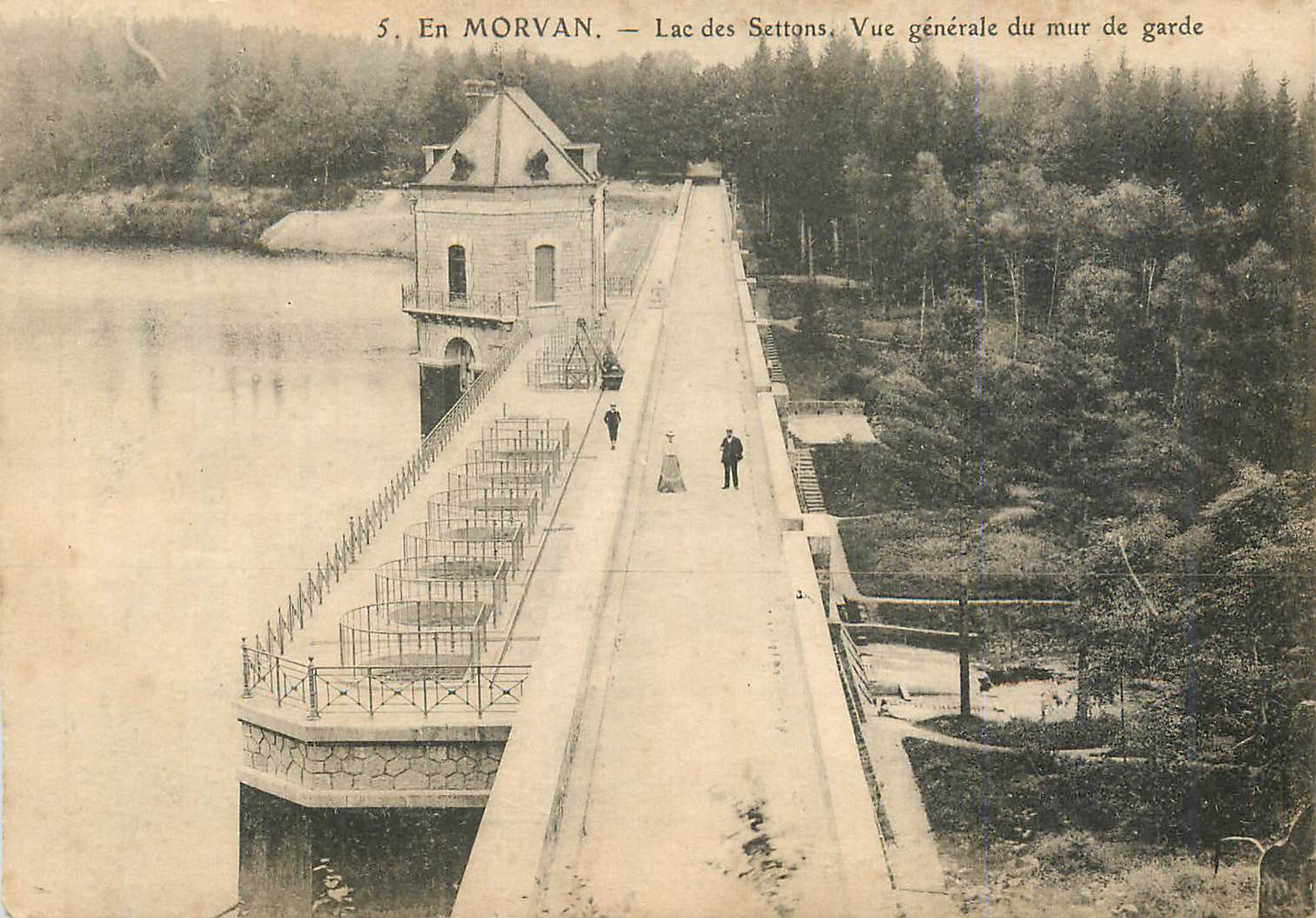 CPA En Morvan Lac des Settons Vue Generale du Mur de Garde